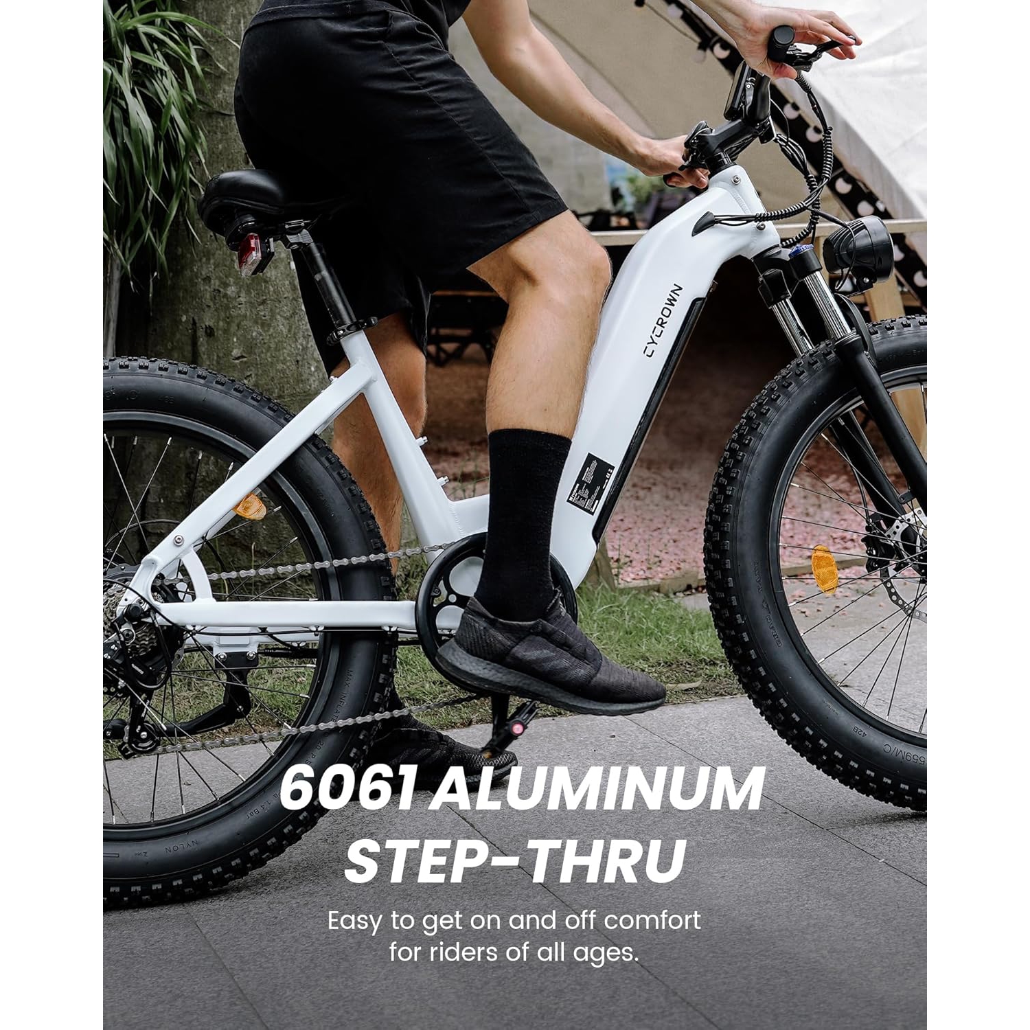 Vélo électrique CycVerve de CYCROWN pour adultes avec porte-bagages et garde-boue - Blanc alpin