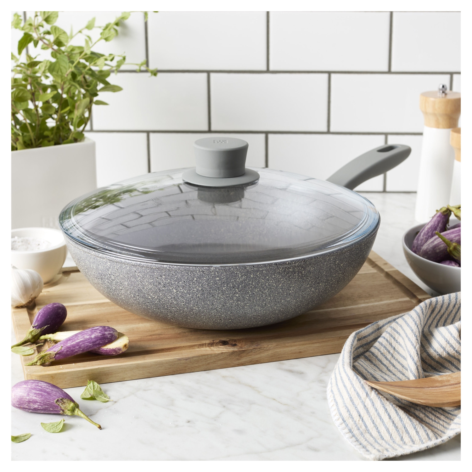 ZWILLING Parma Plus 28 cm / 11 inch Aluminum Wok With Lid