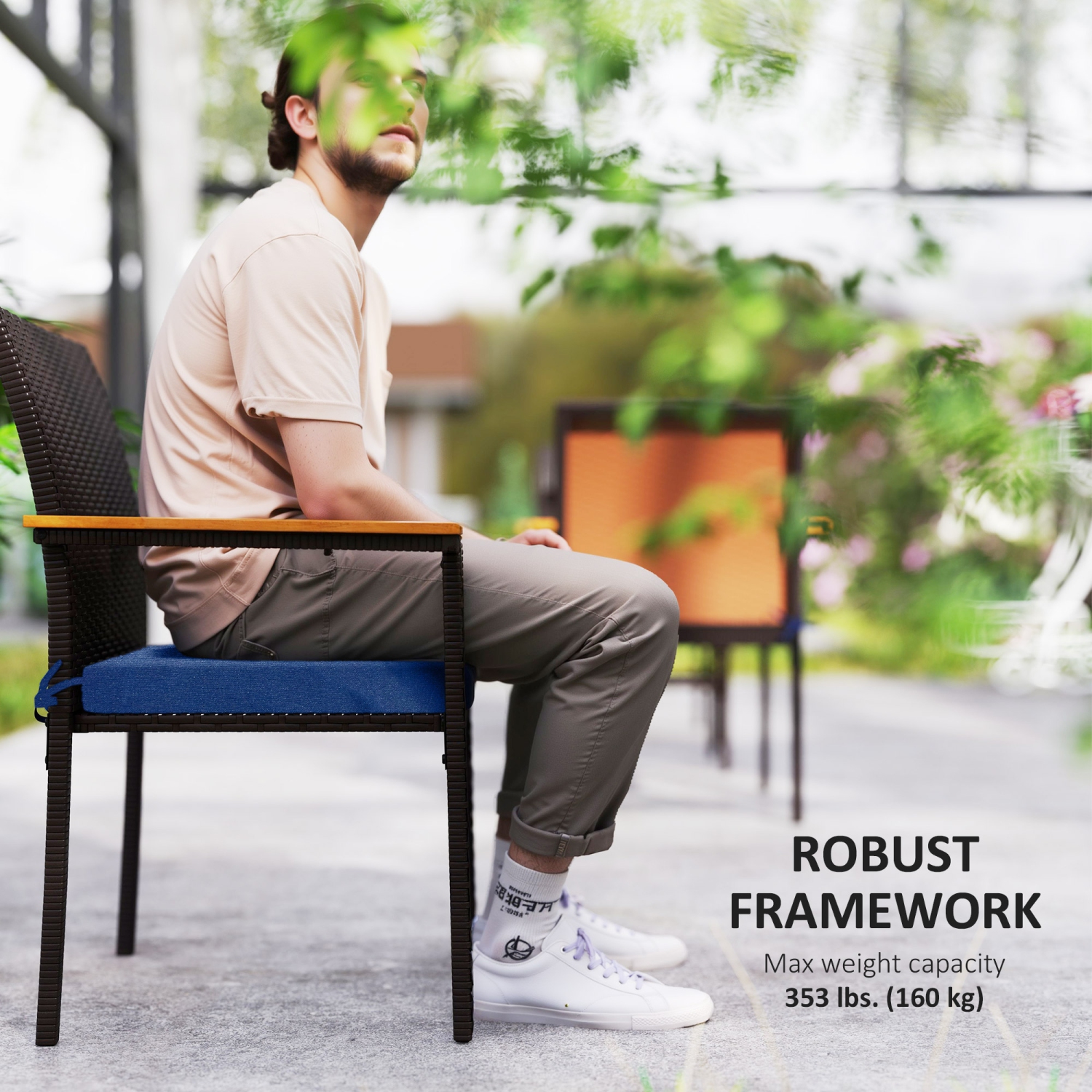 Ensemble de 2 chaises de patio empilables en osier Outsunny, chaises de salle à manger d'extérieur en rotin de PE avec coussin amovible, accoudoirs