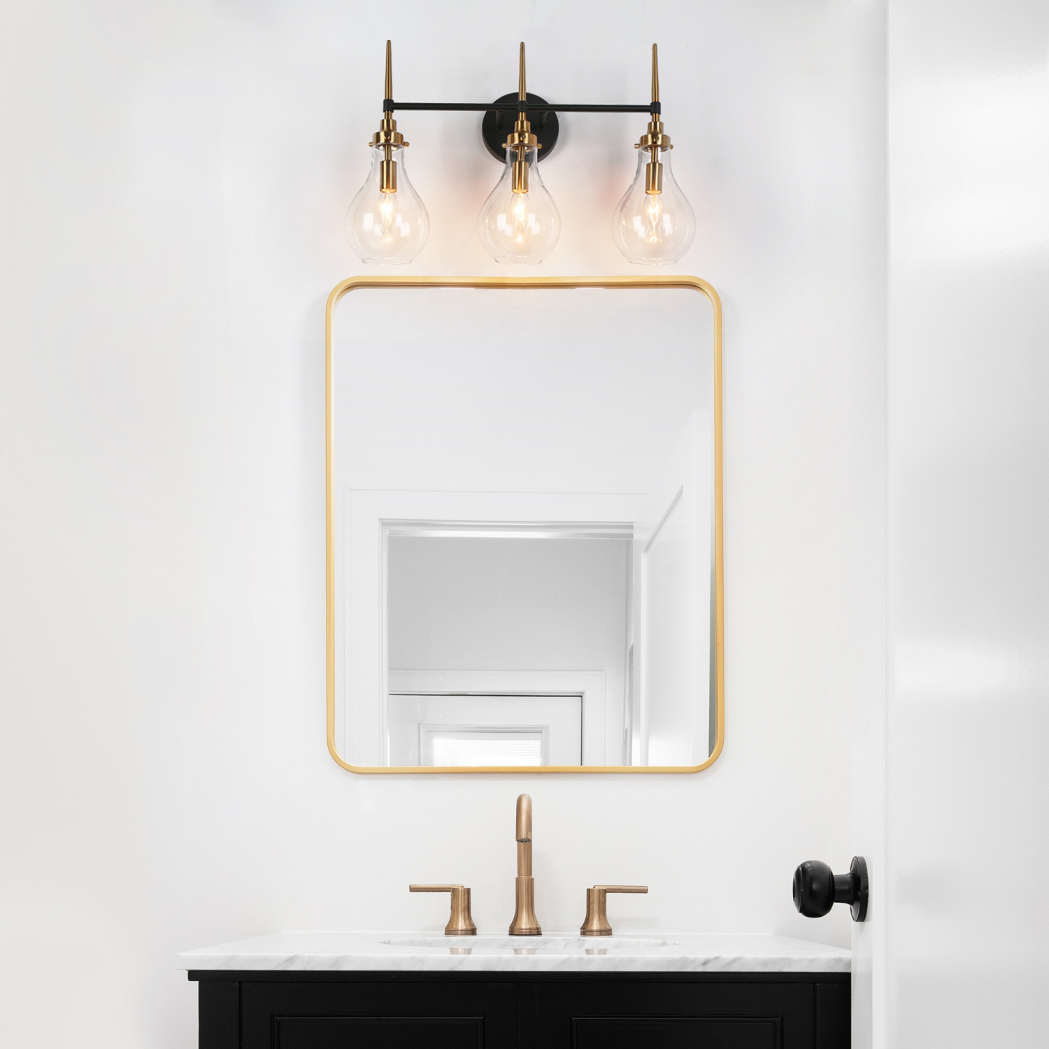 Applique de salle de bain moderne/contemporaine Uolfin, 21,6-en-3, noir poli et or brasa avec abat-jour en verre transparent en forme de goutte
