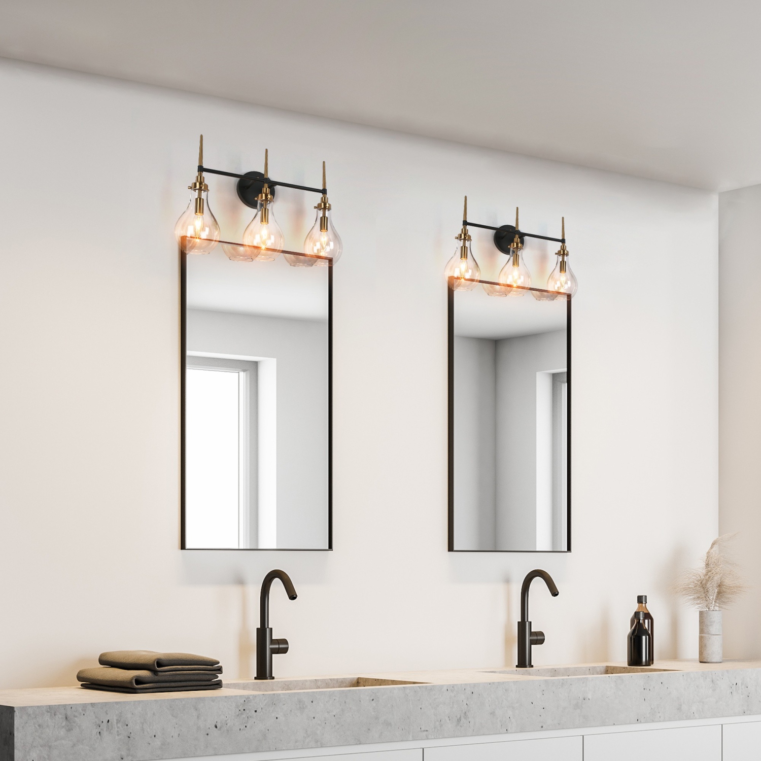 Applique de salle de bain moderne/contemporaine Uolfin, 21,6-en-3, noir poli et or brasa avec abat-jour en verre transparent en forme de goutte