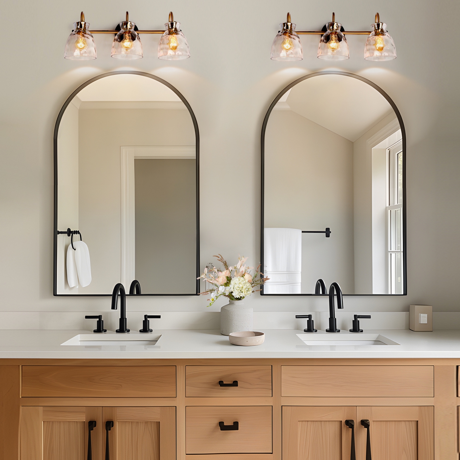 22.8&nbsp;po Luminaire de salle de bain à 3 lumières, noir et cloche en laiton, abat-jour en verre transparent texturé