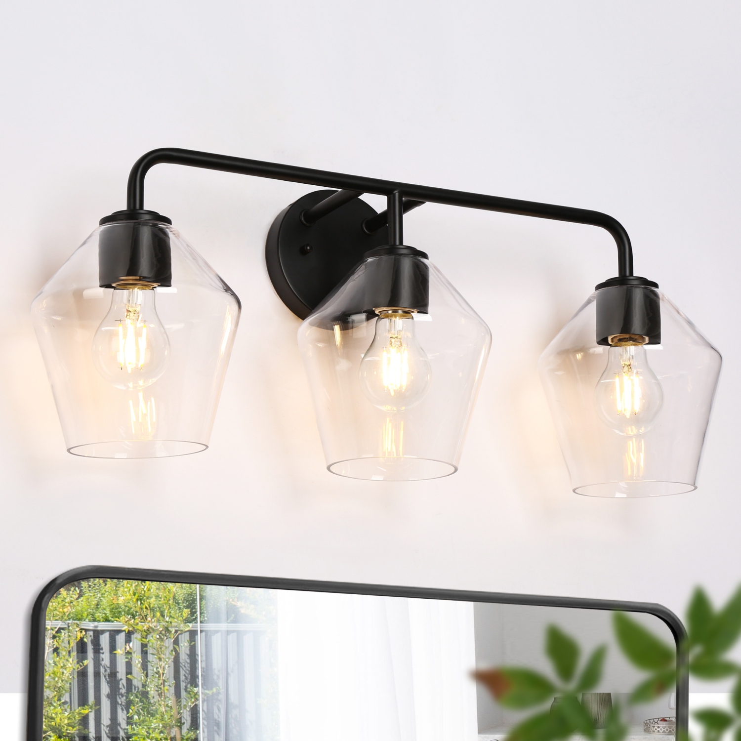 24.5&nbsp;po Luminaire de salle de bain géométrique industriel à 3 ampoules, noir mat, abat-jour en verre transparent