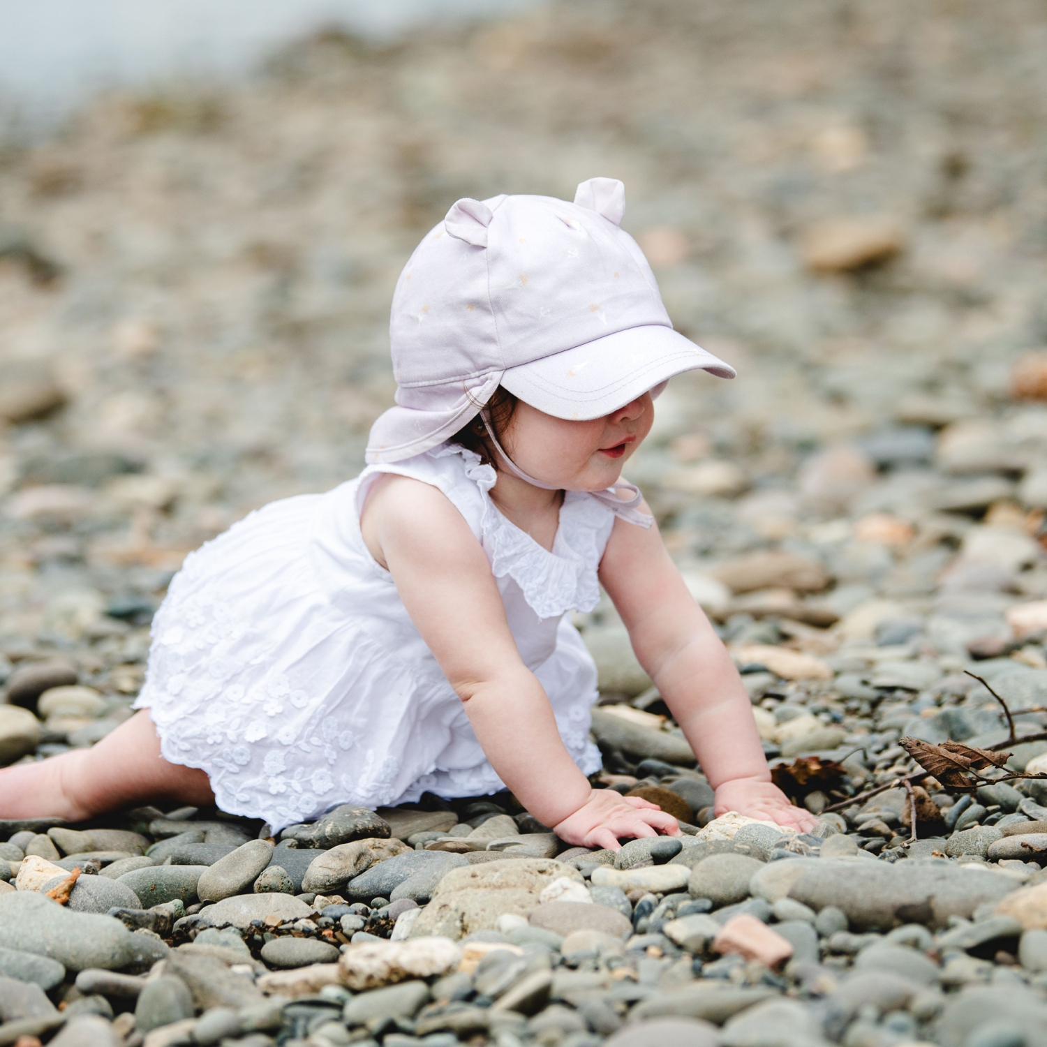 Chapeau boule en coton biologique avec rabat de CaliKids - Beige crème