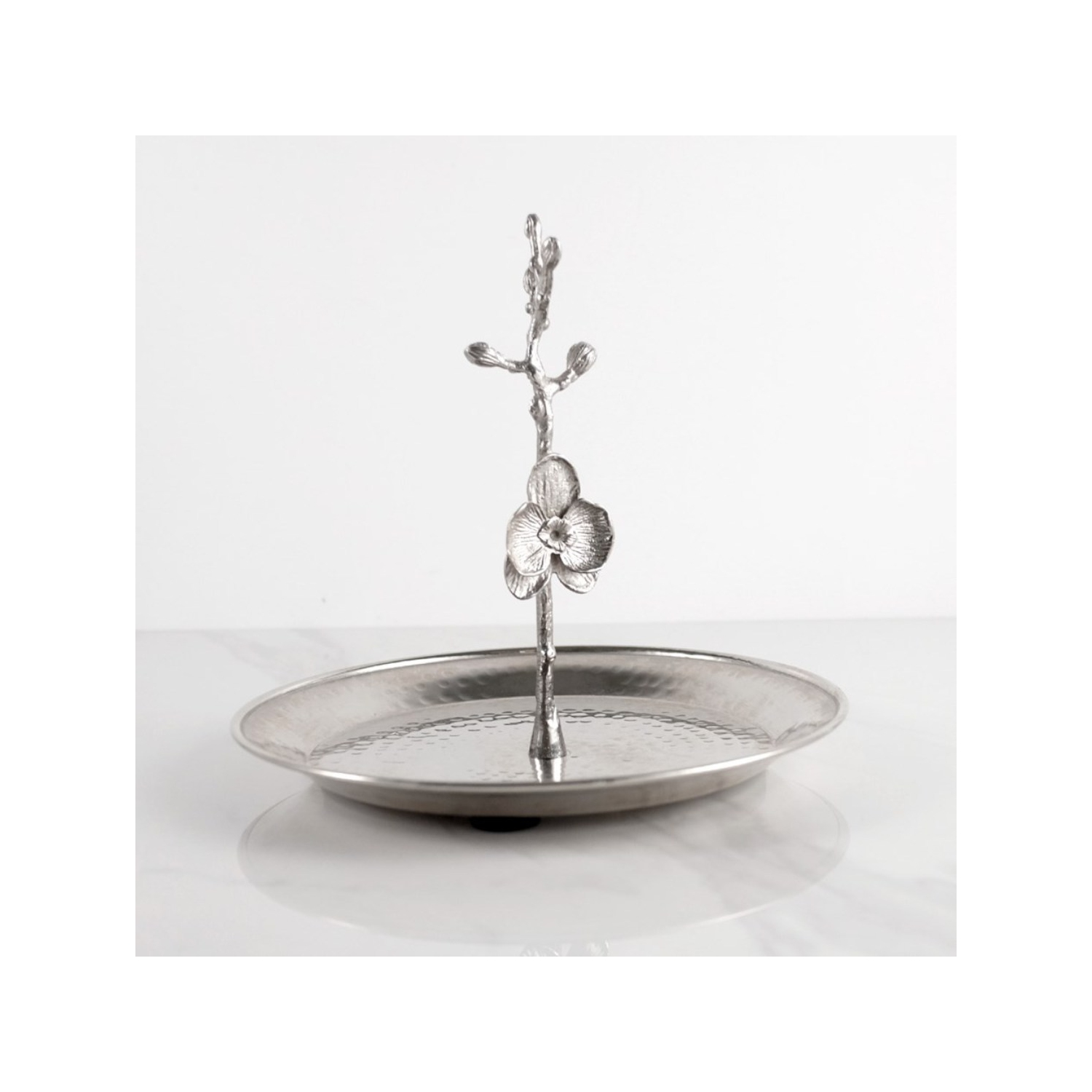 Assiette à gâteau avec fleur de prune