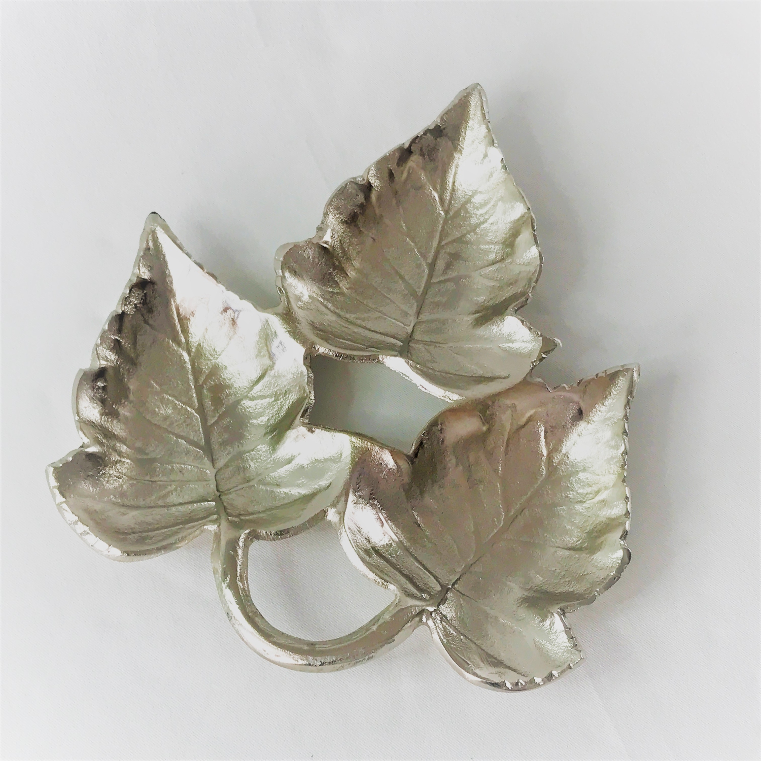 Triple feuille d'érable plateau de noix de couleur nickel 11,75 x 9,5 x 1,25&nbsp;po