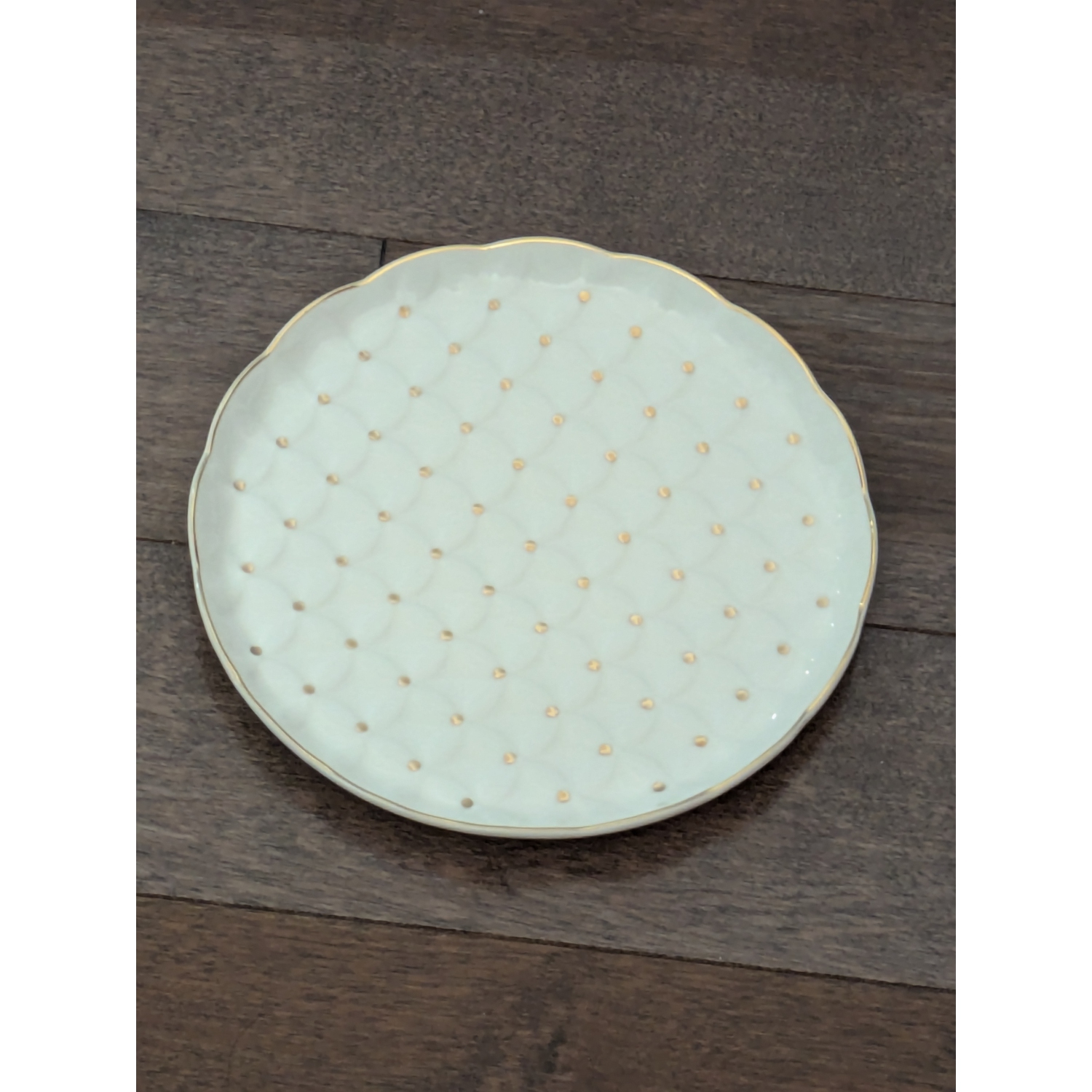 7.5" Round Plate with Gold Polka Dot