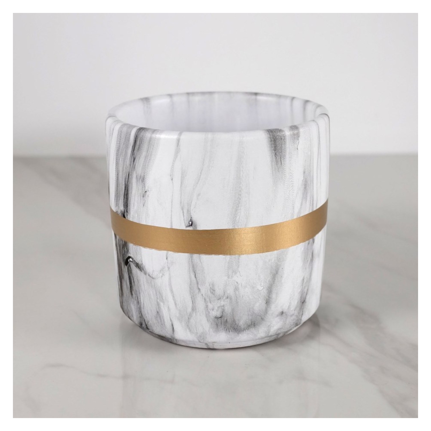 Jardinière ronde en marbre avec bande GOLD de 5,5 x 5,25&nbsp;po