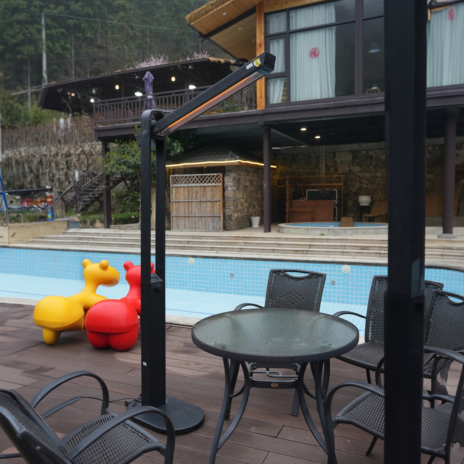 Radiateur vertical à angle réglable à infrarouges 1500&nbsp;W de Deko Living avec tube en fibre de carbone