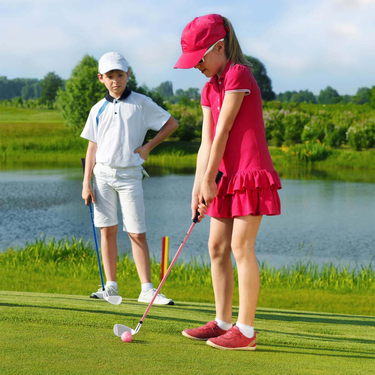 Fer à repasser no 7 Junior de 33&nbsp;po d'Ultimate avec tige en fibre de verre et couvre-tête Gold Club bleu/rose