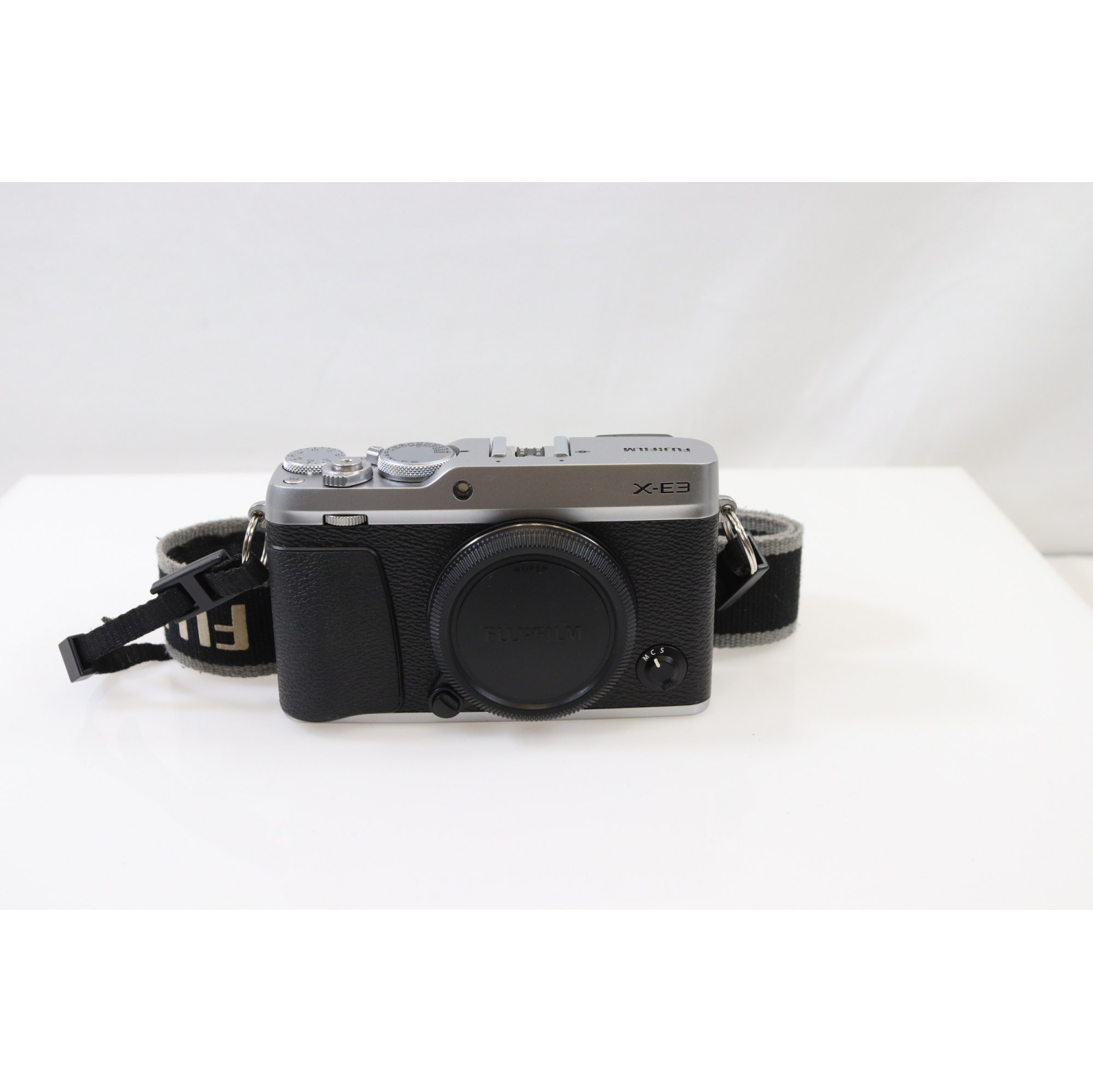 Remis à neuf - Appareil photo numérique sans miroir X-E3 de Fujifilm - Argenté (boîtier seulement)/Nombre d'obturateurs&nbsp;: 3