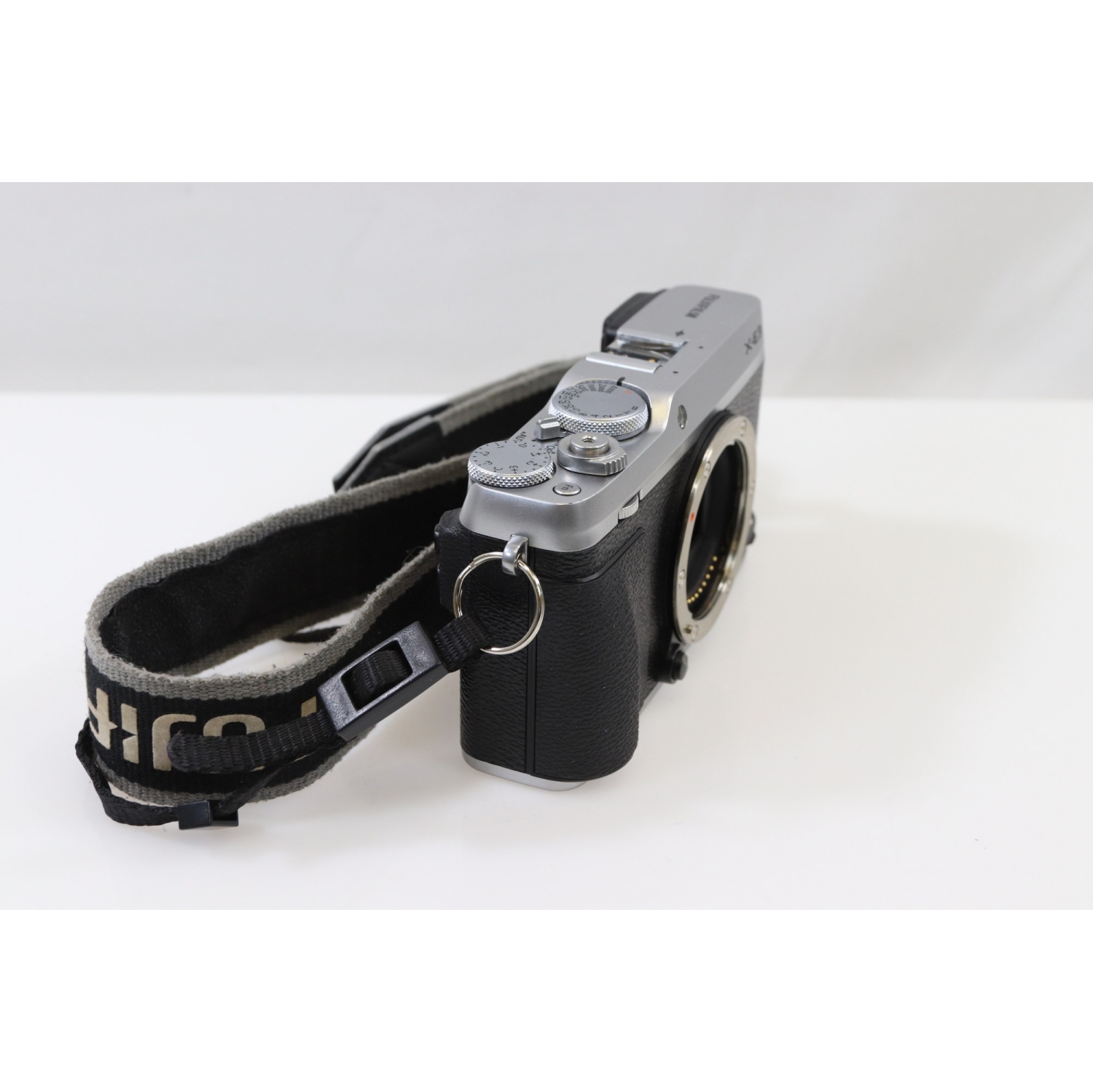 Remis à neuf - Appareil photo numérique sans miroir X-E3 de Fujifilm - Argenté (boîtier seulement)/Nombre d'obturateurs&nbsp;: 3