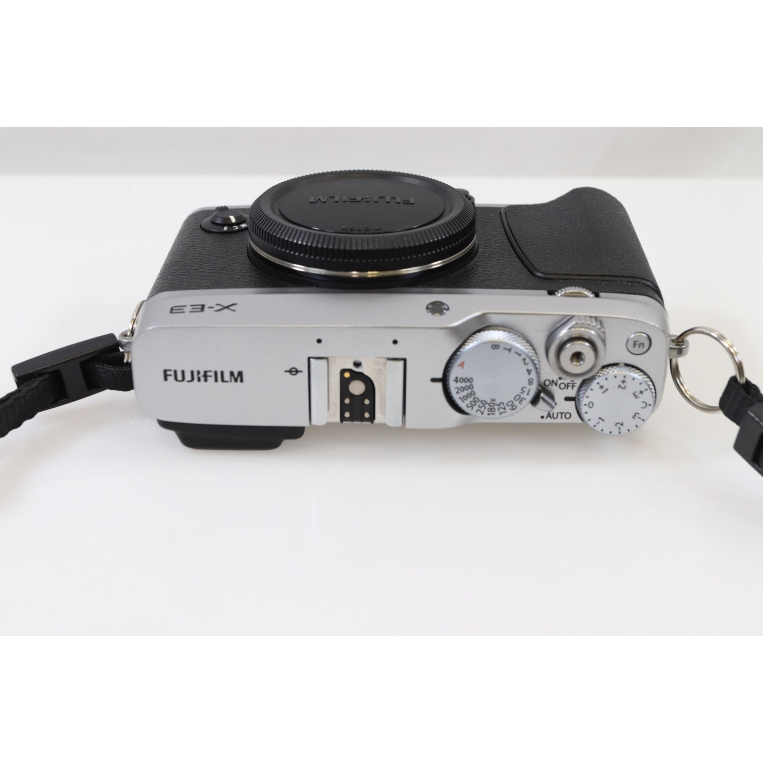 Remis à neuf - Appareil photo numérique sans miroir X-E3 de Fujifilm - Argenté (boîtier seulement)/Nombre d'obturateurs&nbsp;: 3