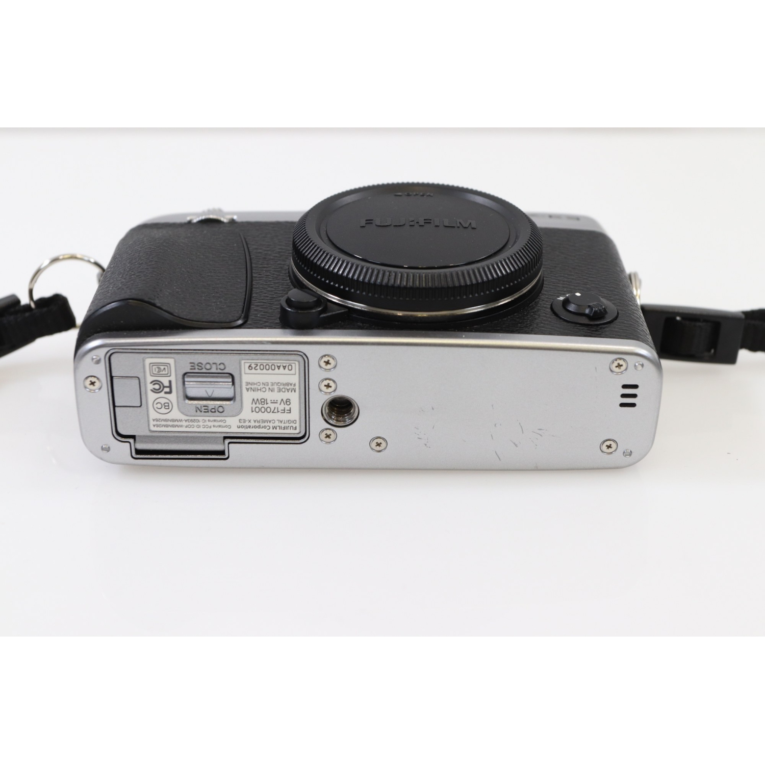 Remis à neuf - Appareil photo numérique sans miroir X-E3 de Fujifilm - Argenté (boîtier seulement)/Nombre d'obturateurs&nbsp;: 3