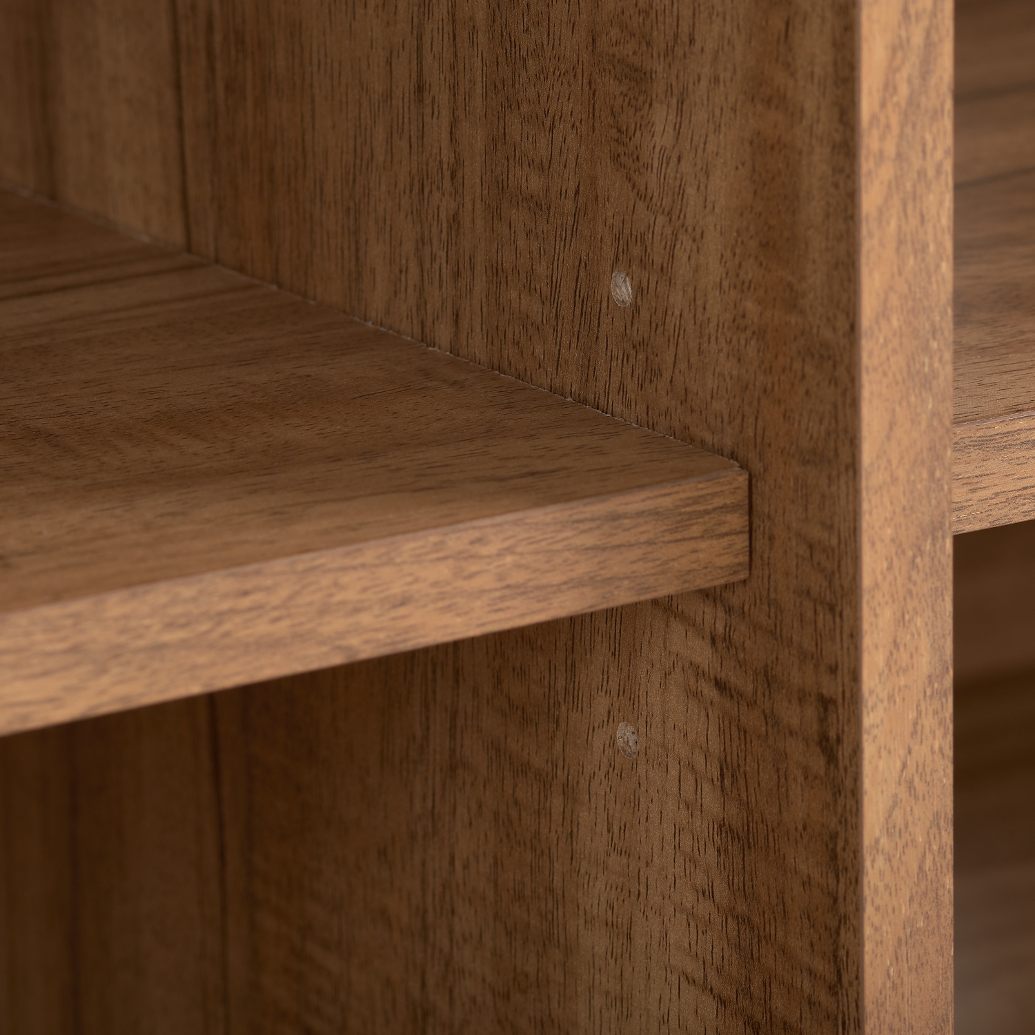 Meuble en bois Norio de Corliving pour téléviseur de 75&nbsp;po et moins avec tablettes de rangement ouvertes, console multimédia moderne pour le