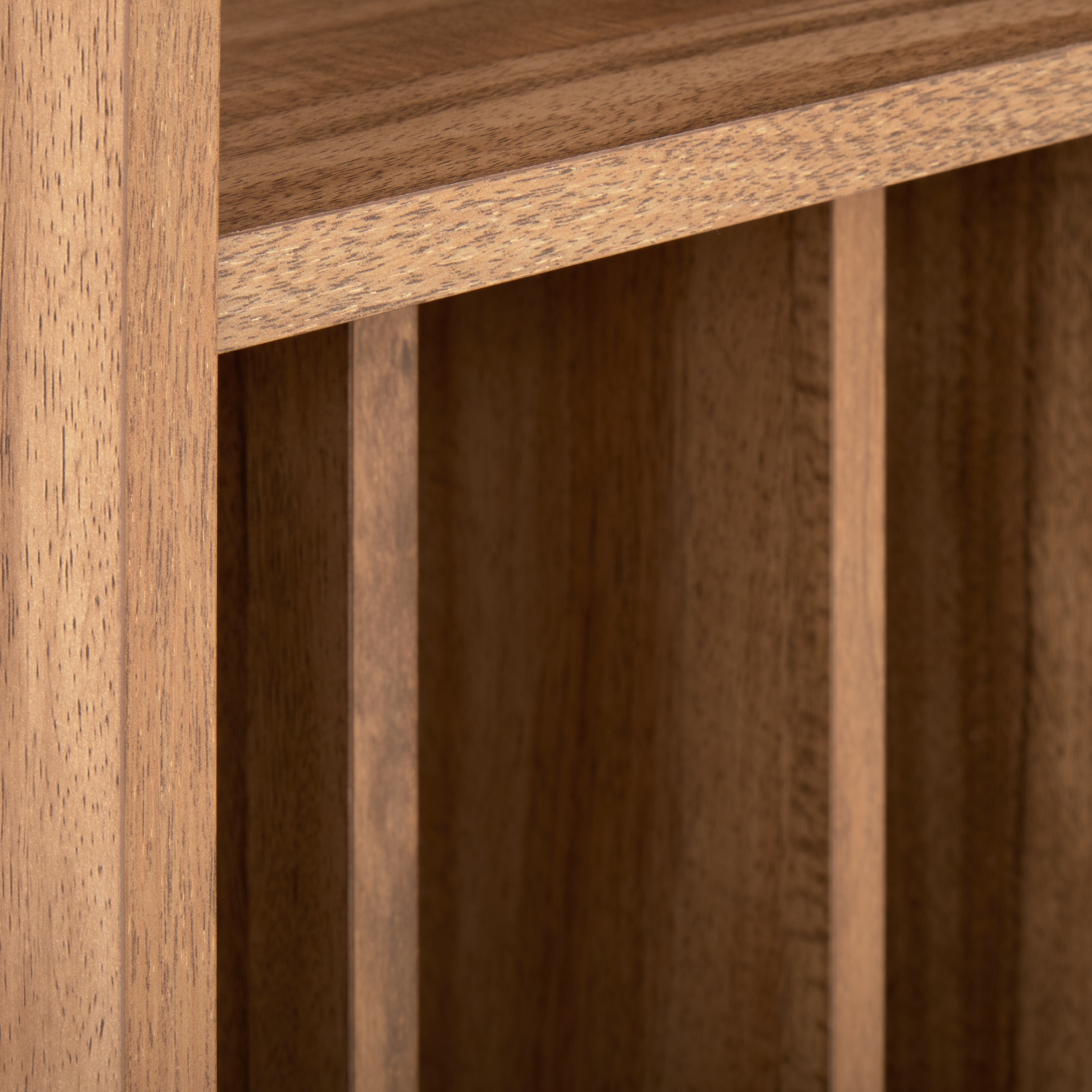 Meuble multimédia en bois d'ingénierie Vintora avec tourne-disque et tablettes ouvertes de CorLiving