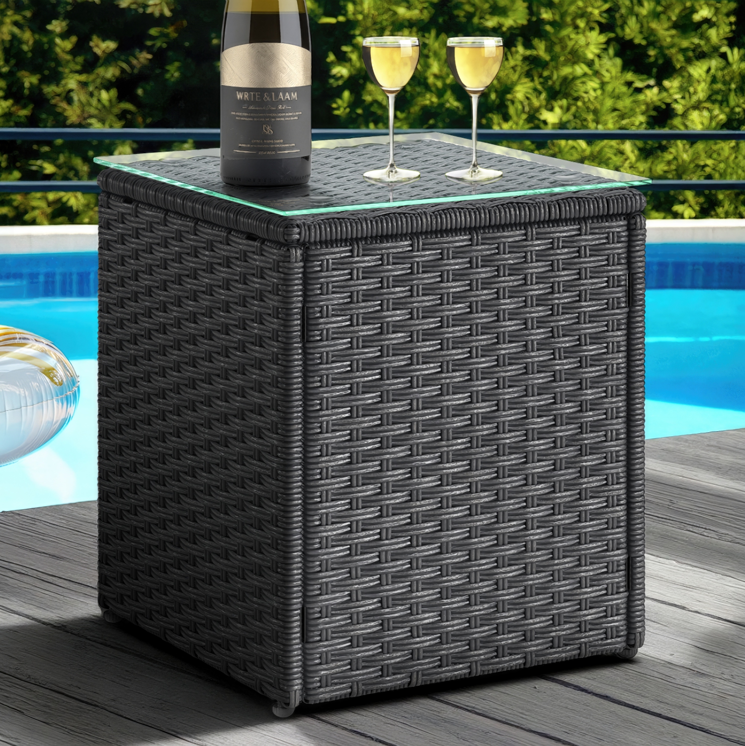 Table d'appoint carrée en osier de résine gris Solterra de CorLiving avec dessus en verre