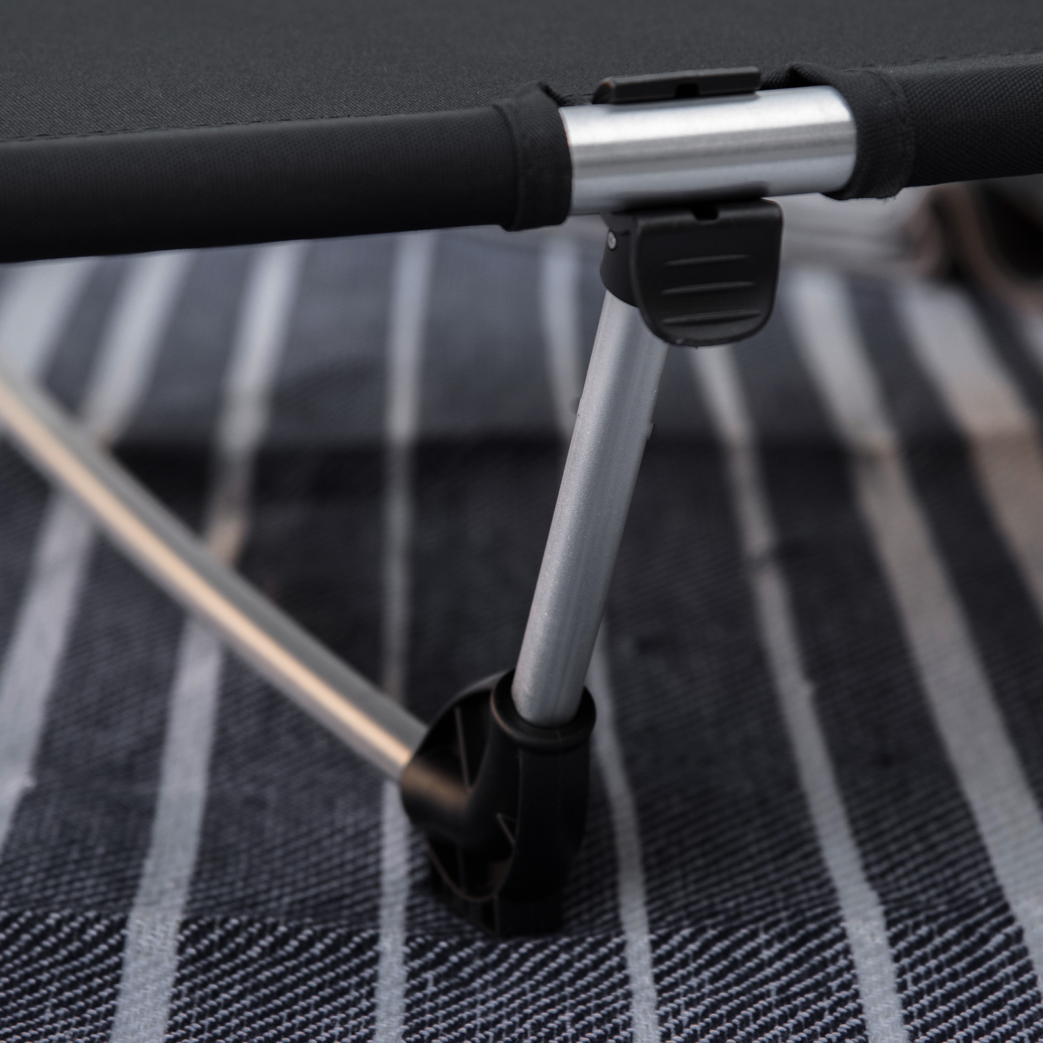 Lit de camping léger Outsunny pour adultes, lit pliant portatif de 25,6&nbsp;po de large avec cadre en aluminium et sac de transport pour le bureau à