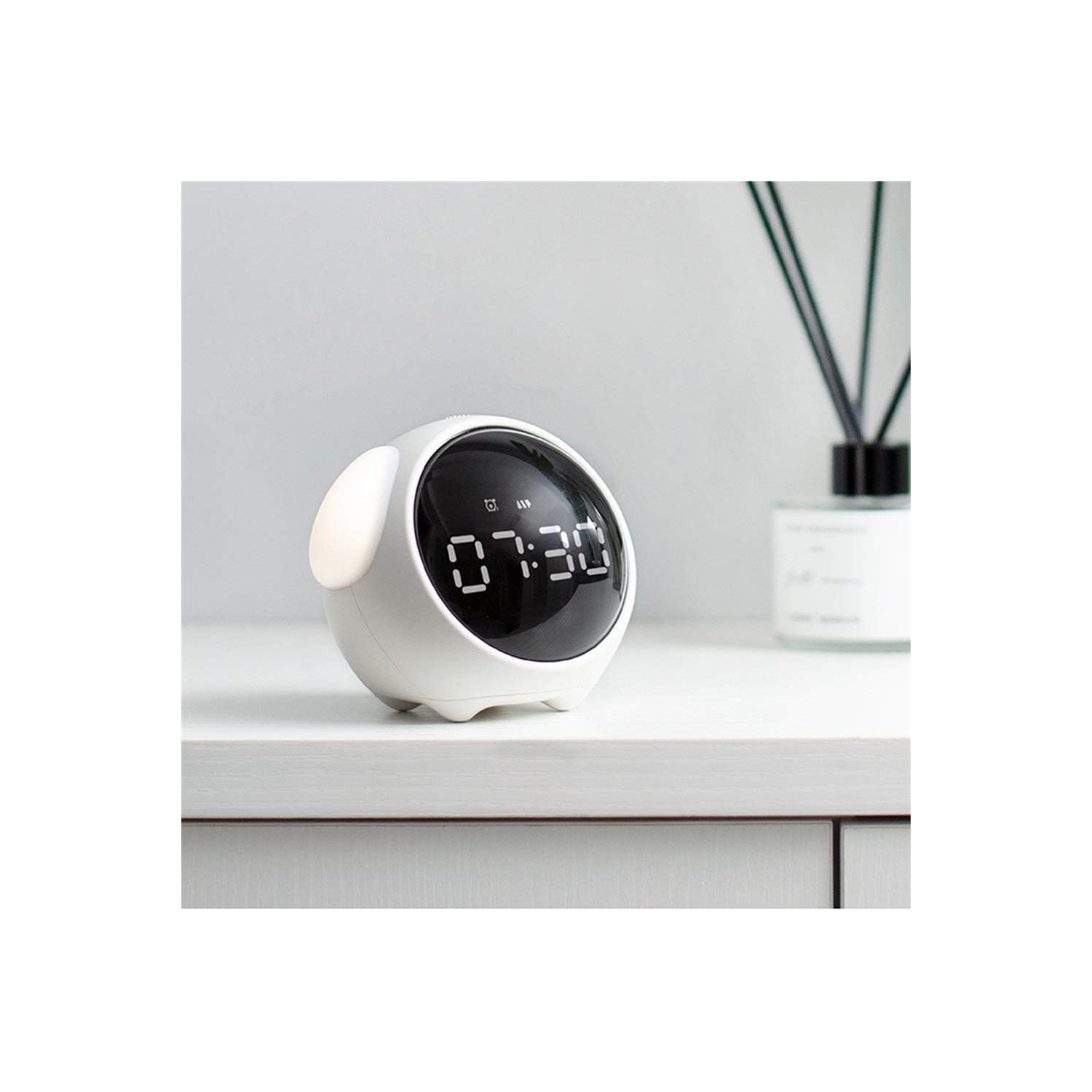 Voice-activated smart alarm clock - adjustable night light, dual alarms, 5 ringtones and shake-to-snooze function, 12/24 hour display