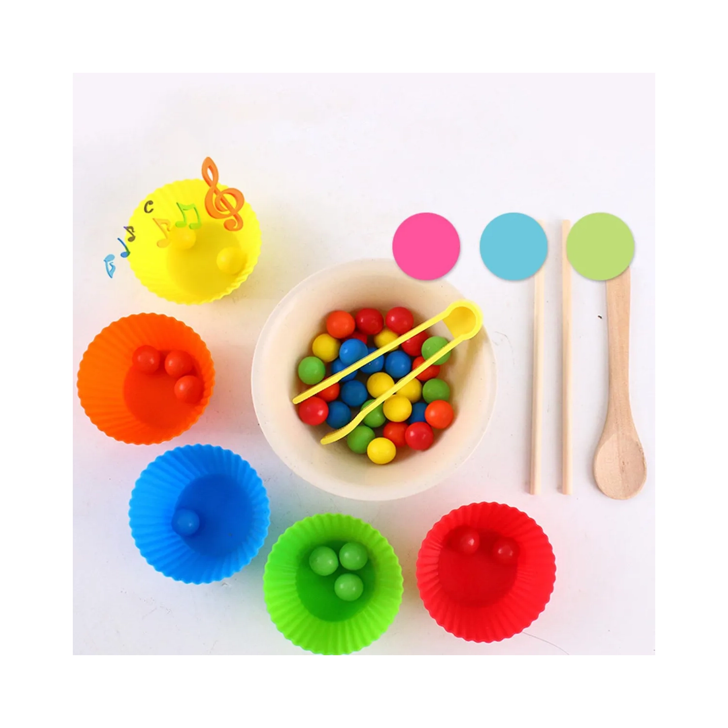 Balle dans les jouets de la tasse, serre-billes et cueille les fèves