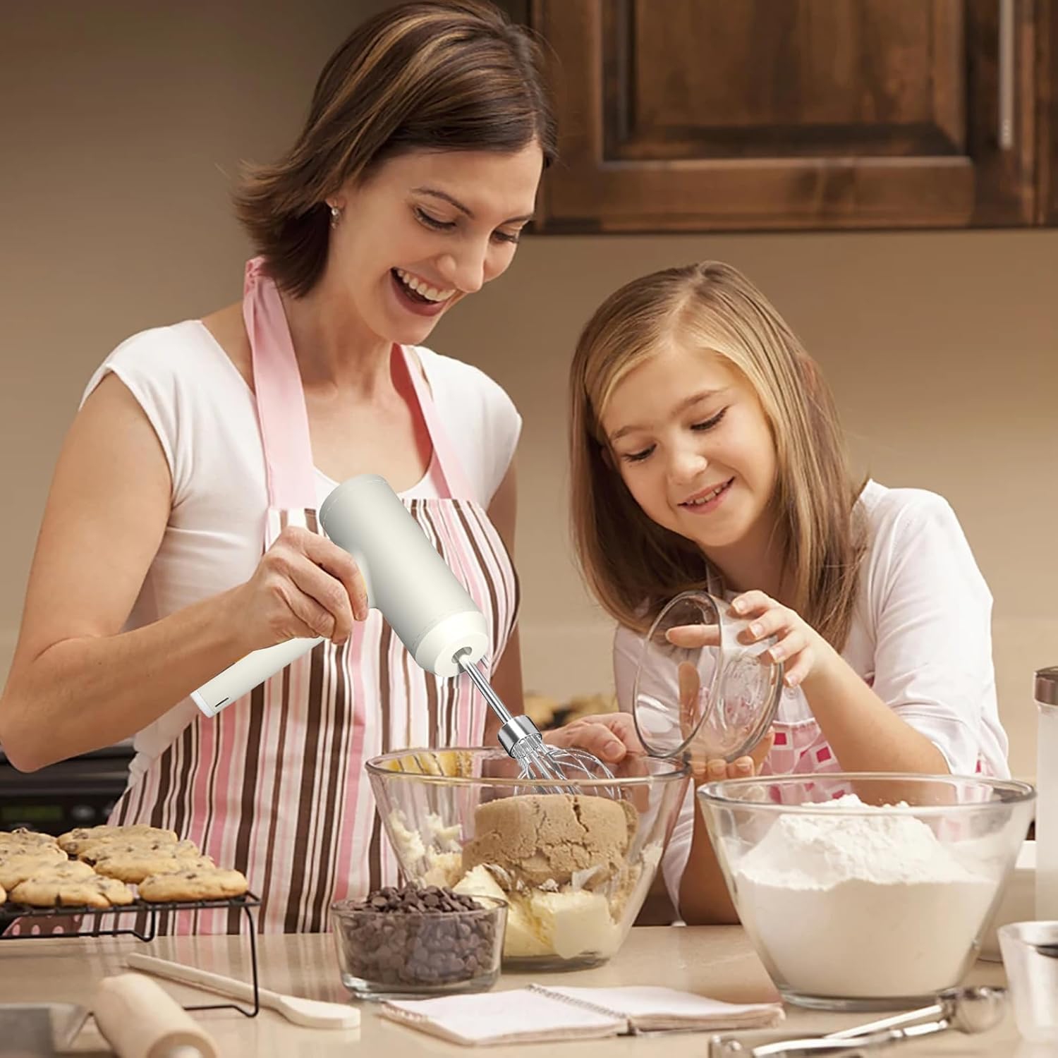 White Electric Mini Blender - USB rechargeable, cordless blender for cakes, butter and salads, 3 speeds, 2000 mAh battery, long battery life