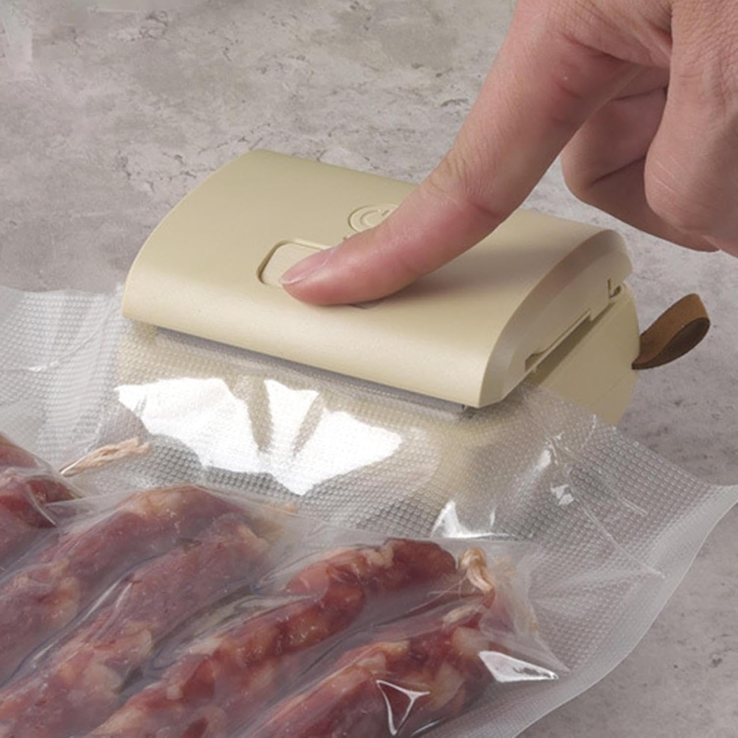 Portable vacuum sealer, small and light, rechargeable, strong suction, 60kPa vacuum and 100kPa inflation, perfect for camping/kitchen use