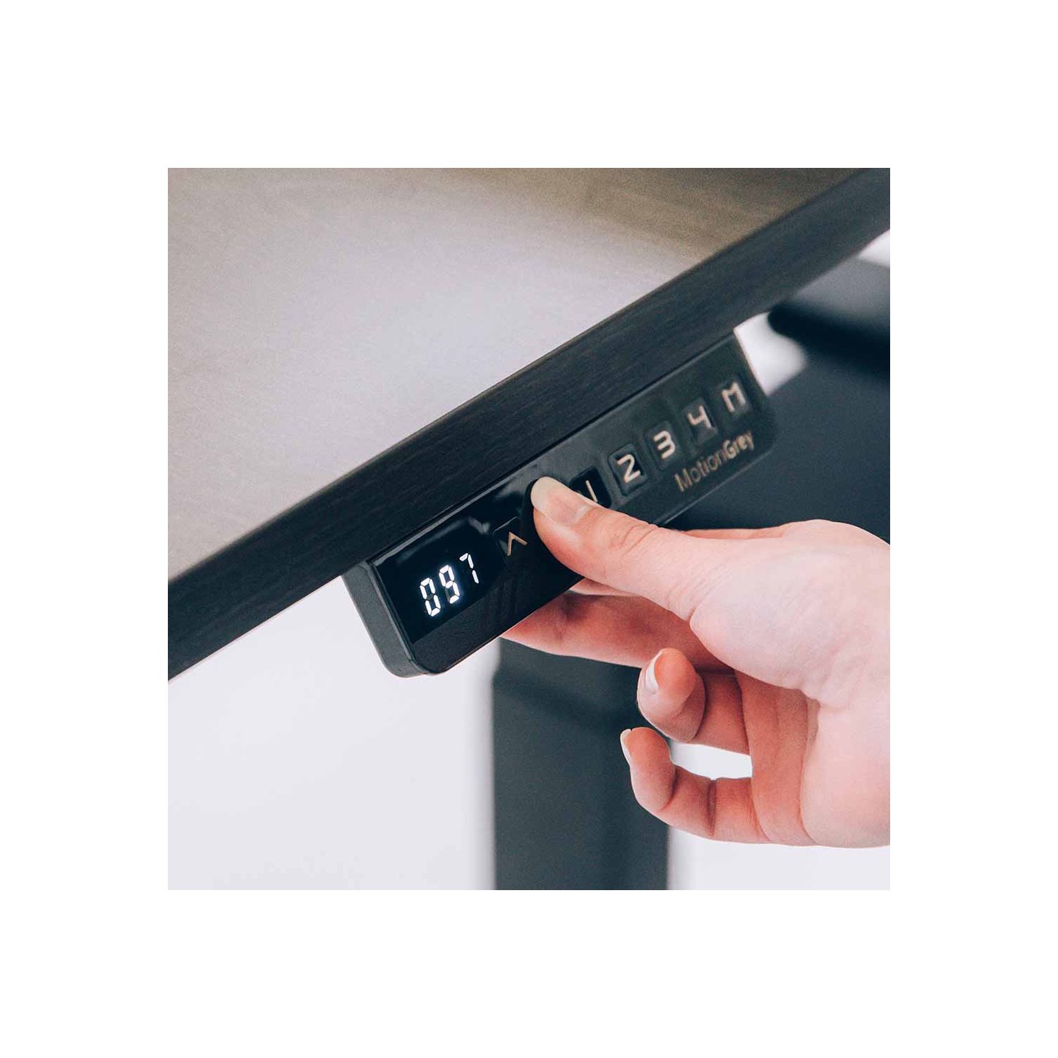 Bureau debout en L à trois moteurs MotionGrey avec mémoire, plateau en chêne noir 71 x 65&nbsp;po, cadre noir, table d'ordinateur assis/debout