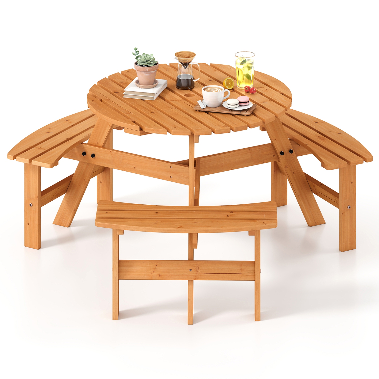Ensemble avec table de pique-nique ronde pour 6&nbsp;personnes de Costway avec 3 bancs intégrés, trou pour parasol de 2&nbsp;po, brun/jaune