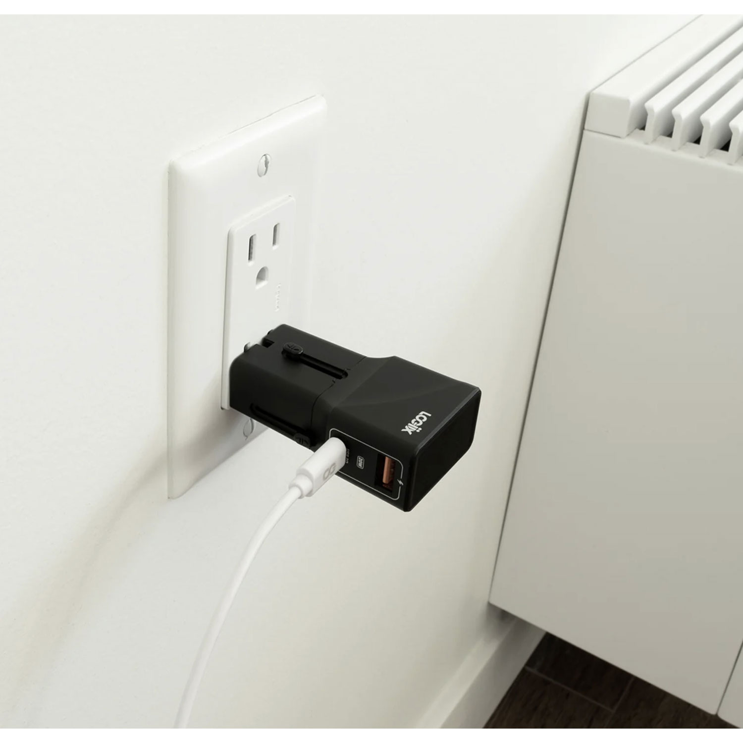 Adaptateur de voyage tout-en-un World Traveler Lite de LOGiiX - Noir