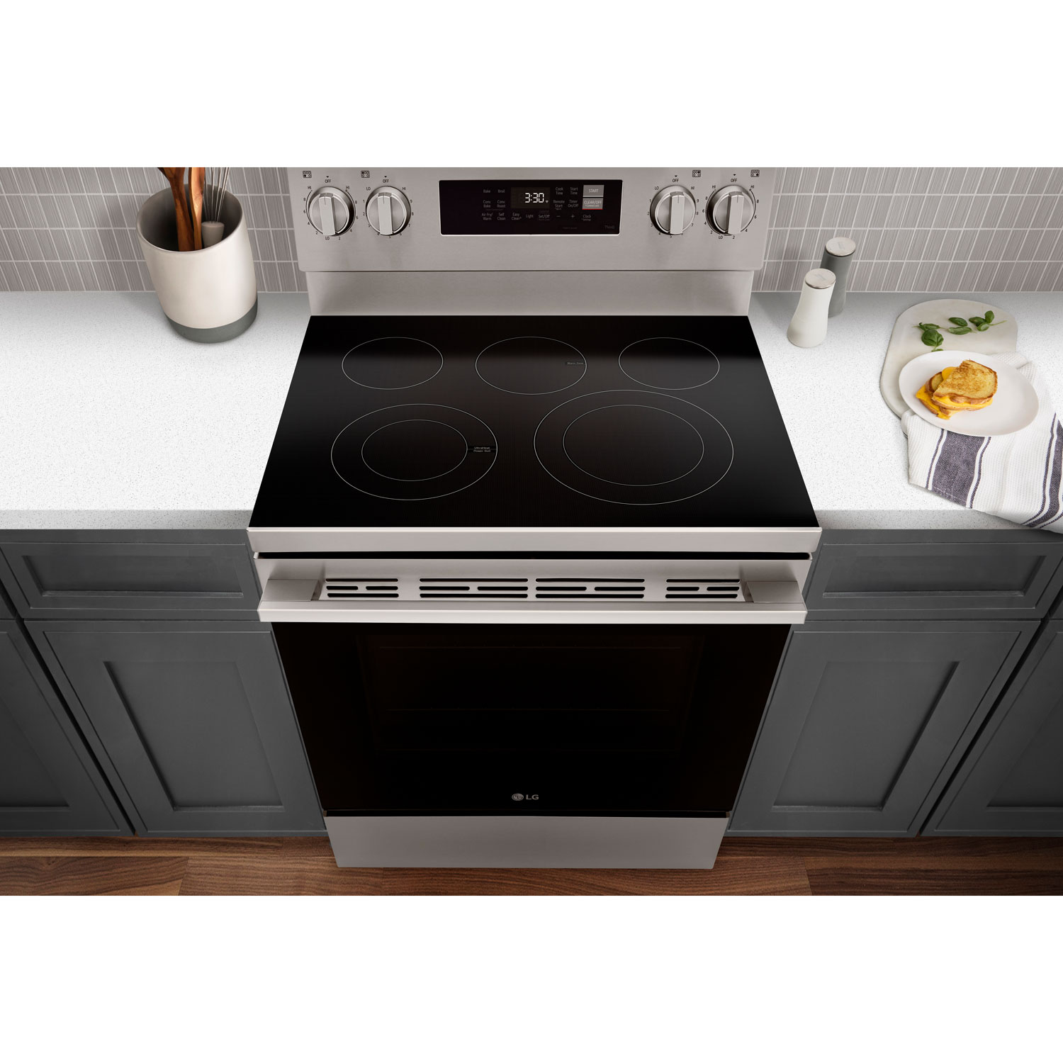 Cuisinière électrique autonome à 5 éléments avec convection véritable et friture à air 6,3 pi³ 30 po de LG - Inox