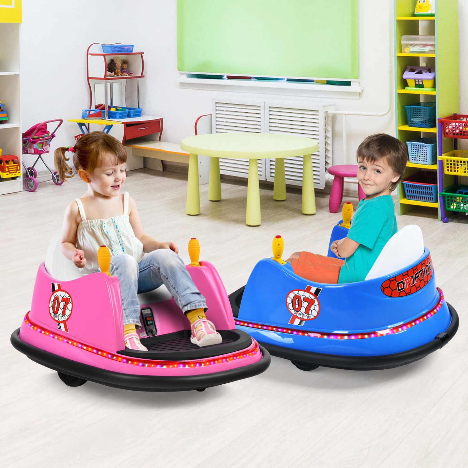 Jouet de course à 360° 12&nbsp;V de Costway pour enfants avec voiture pare-chocs et télécommande violet/rose/rouge/bleu