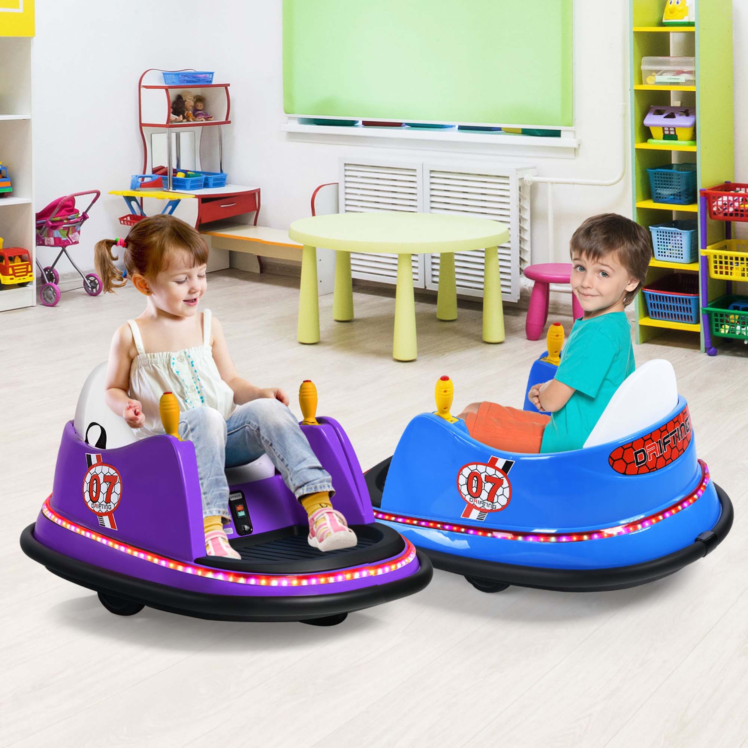 Jouet de course à 360° 12&nbsp;V de Costway pour enfants avec voiture pare-chocs et télécommande violet/rose/rouge/bleu