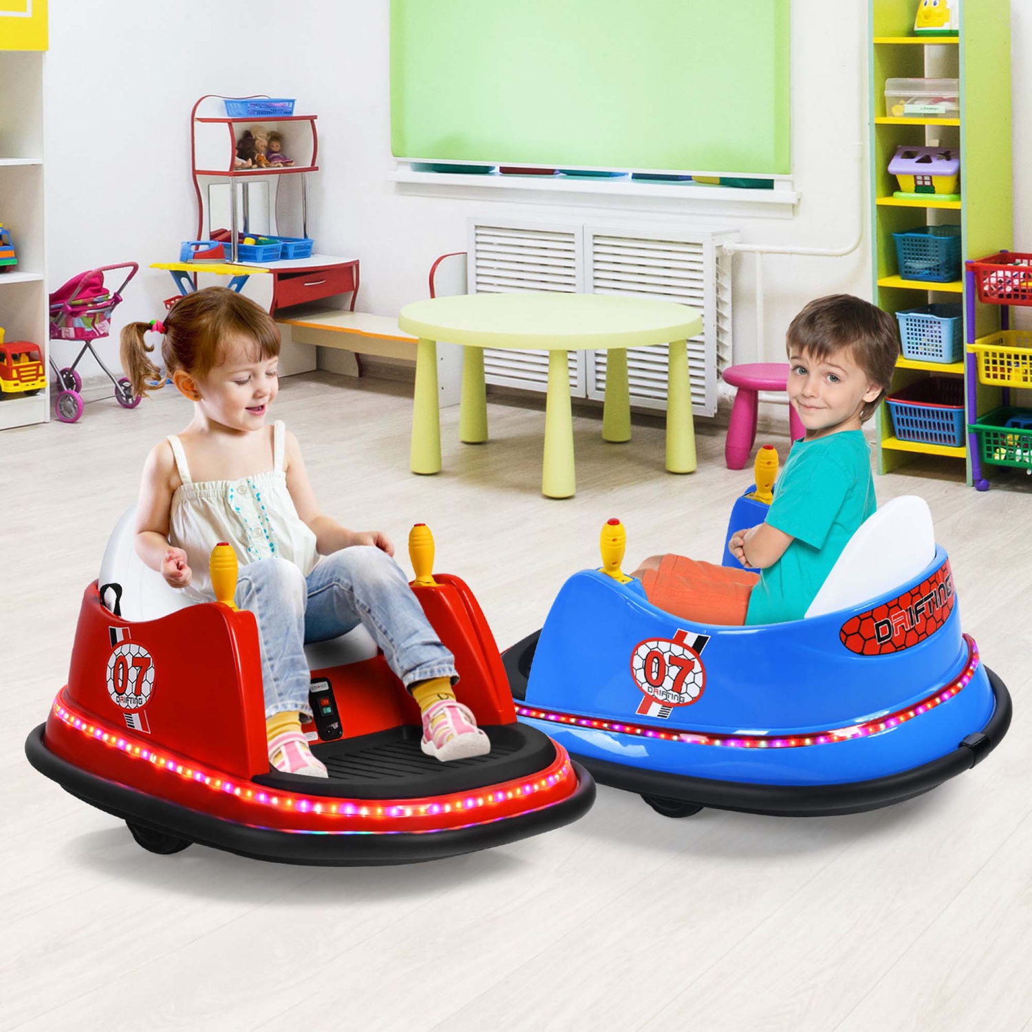 Jouet de course à 360° 12&nbsp;V de Costway pour enfants avec voiture pare-chocs et télécommande violet/rose/rouge/bleu