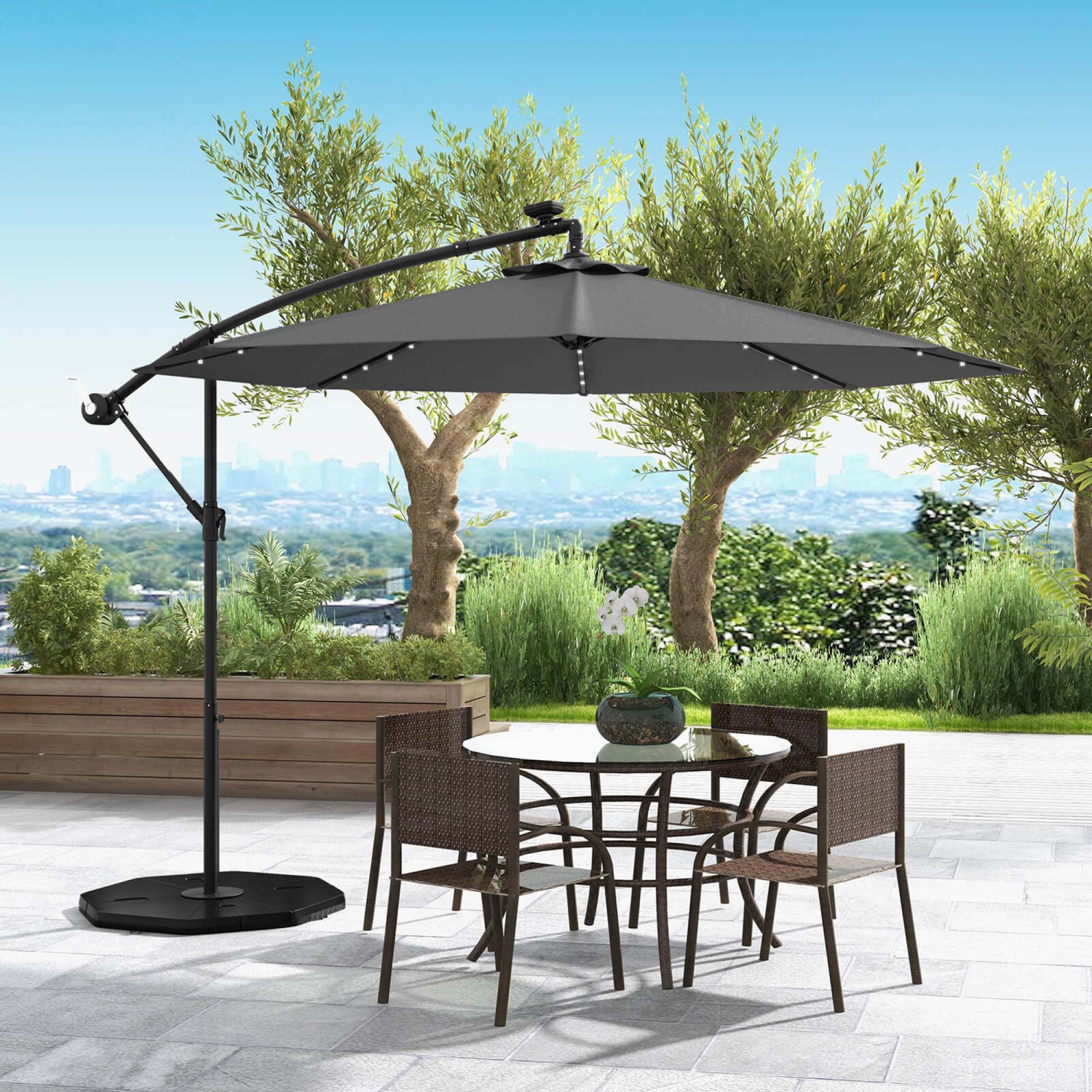 Parasol de patio LED excentré solaire de 10 pi à 40 lumières avec manivelle de Costway