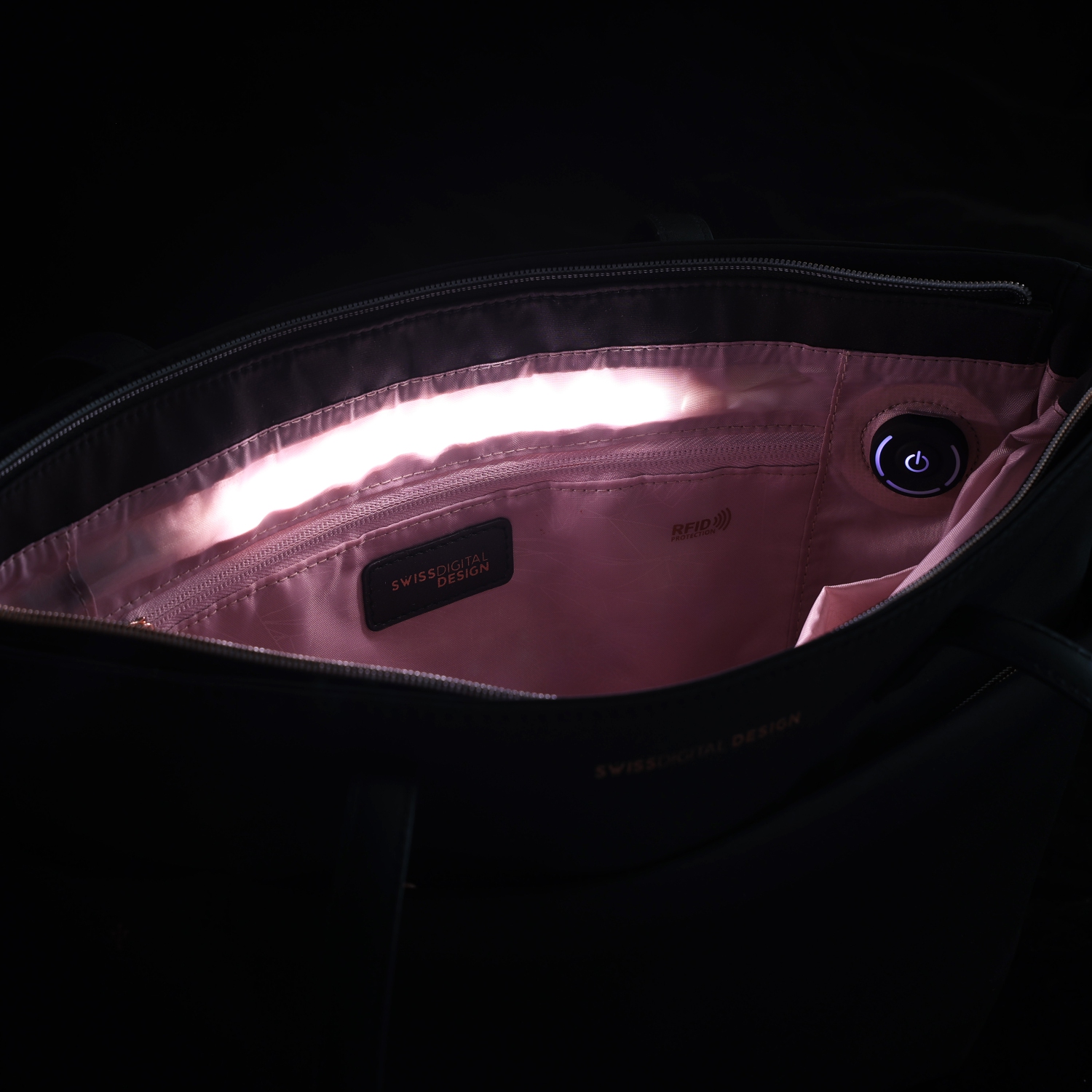 Sac fourre-tout rose KATY de Swissdigital pour portable de 16&nbsp;po, recharge USB, lampe LED, protection RFID, hydrofuge Multipochettes