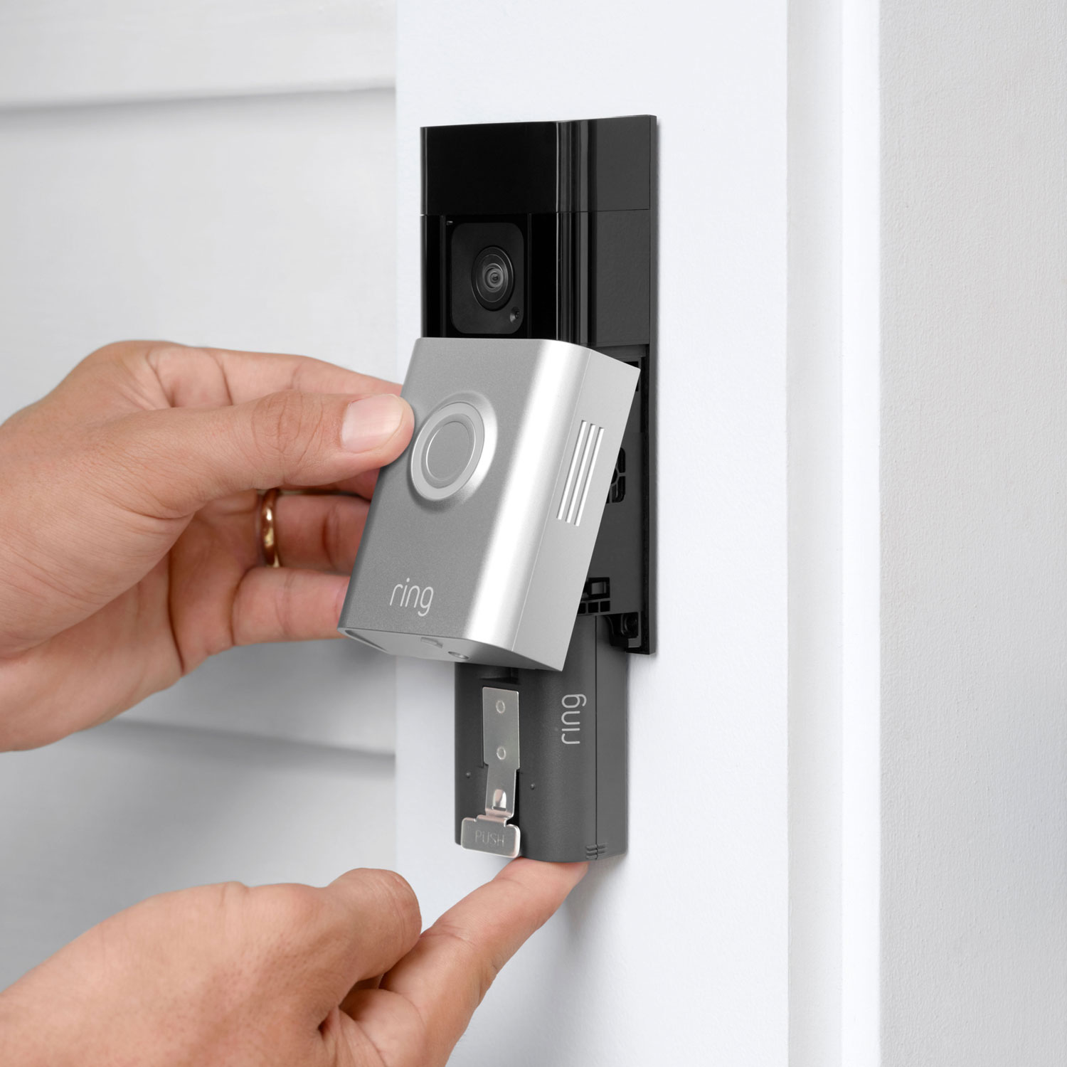 Ensemble de surveillance Essential de Ring avec sonnette à piles et caméra IP d'intérieur - Nickel satiné