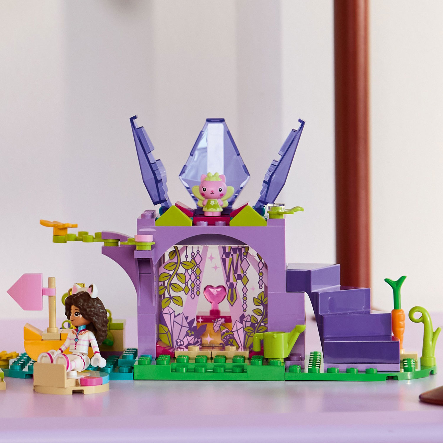 LEGO Gabby's Dollhouse : La montagne des friandises et le jardin de Fée Minette - 263 pièces