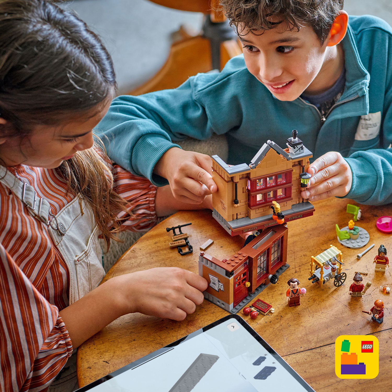 LEGO Harry Potter: Le Magasin d'accessoires de Quidditch et Les glaces Florian Fortarôme - 795 pièces