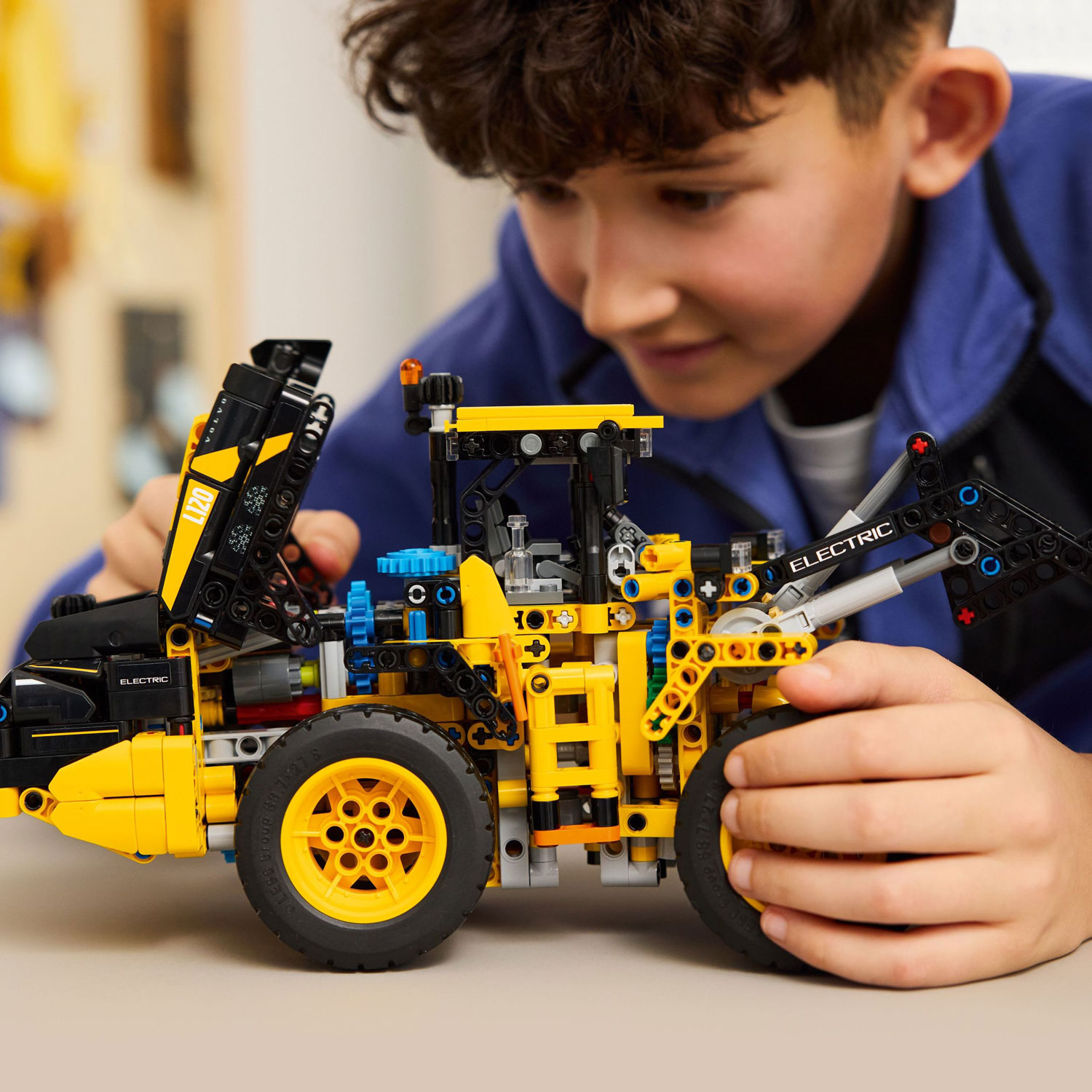 LEGO Technic : La chargeuse sur pneus Volvo L120 Electric - 973 pièces