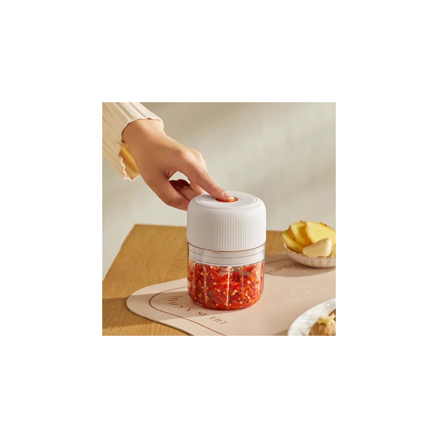 Electric garlic mincer 250ml food chopper USB mini garlic onion mincer portable small food processor garlic masher electric garlic stirrer household