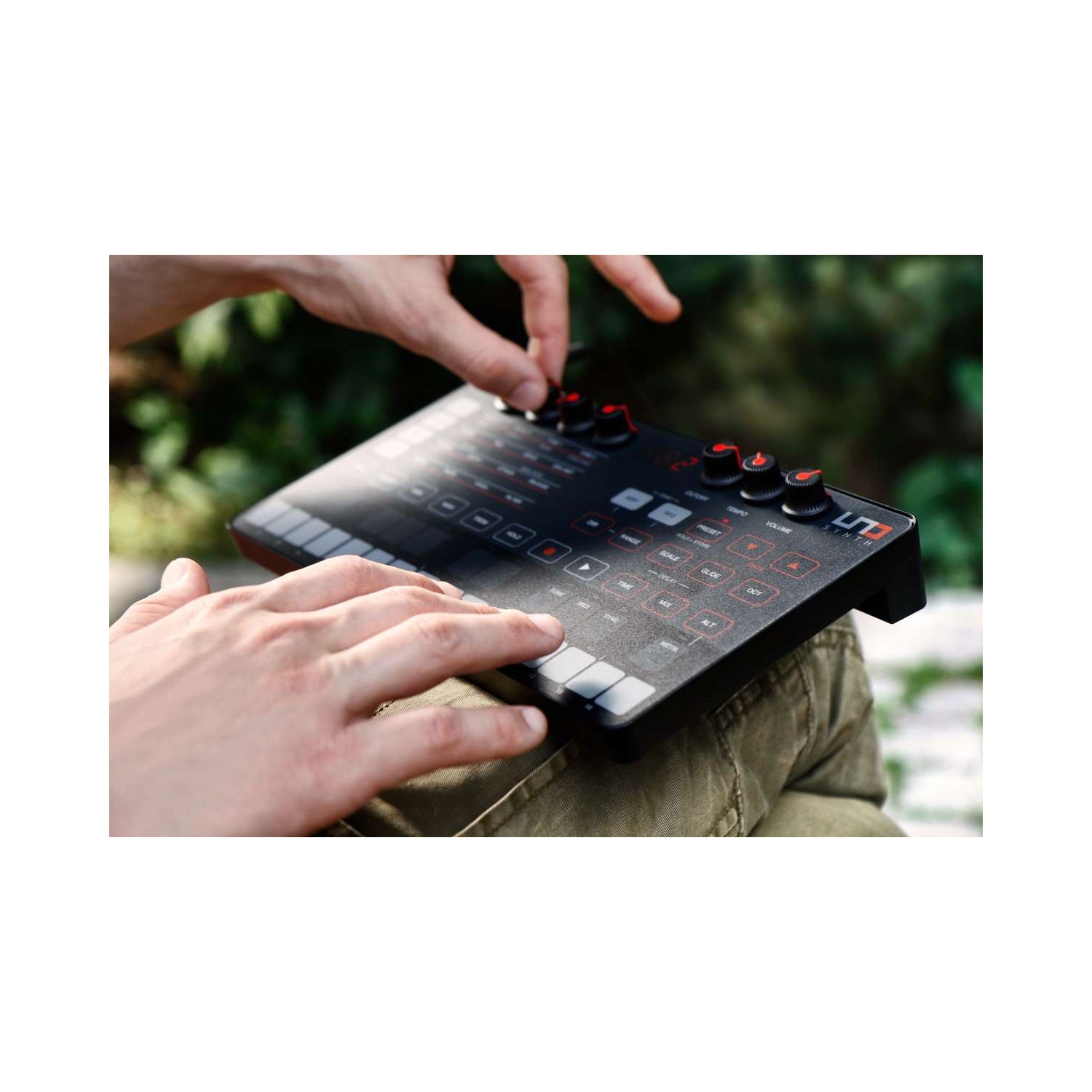 Boîte ouverte - Synthétiseur analogique monophonique portatif UNO Synth d'IK Multimedia avec séquenceur, arpégiateur et plus encore