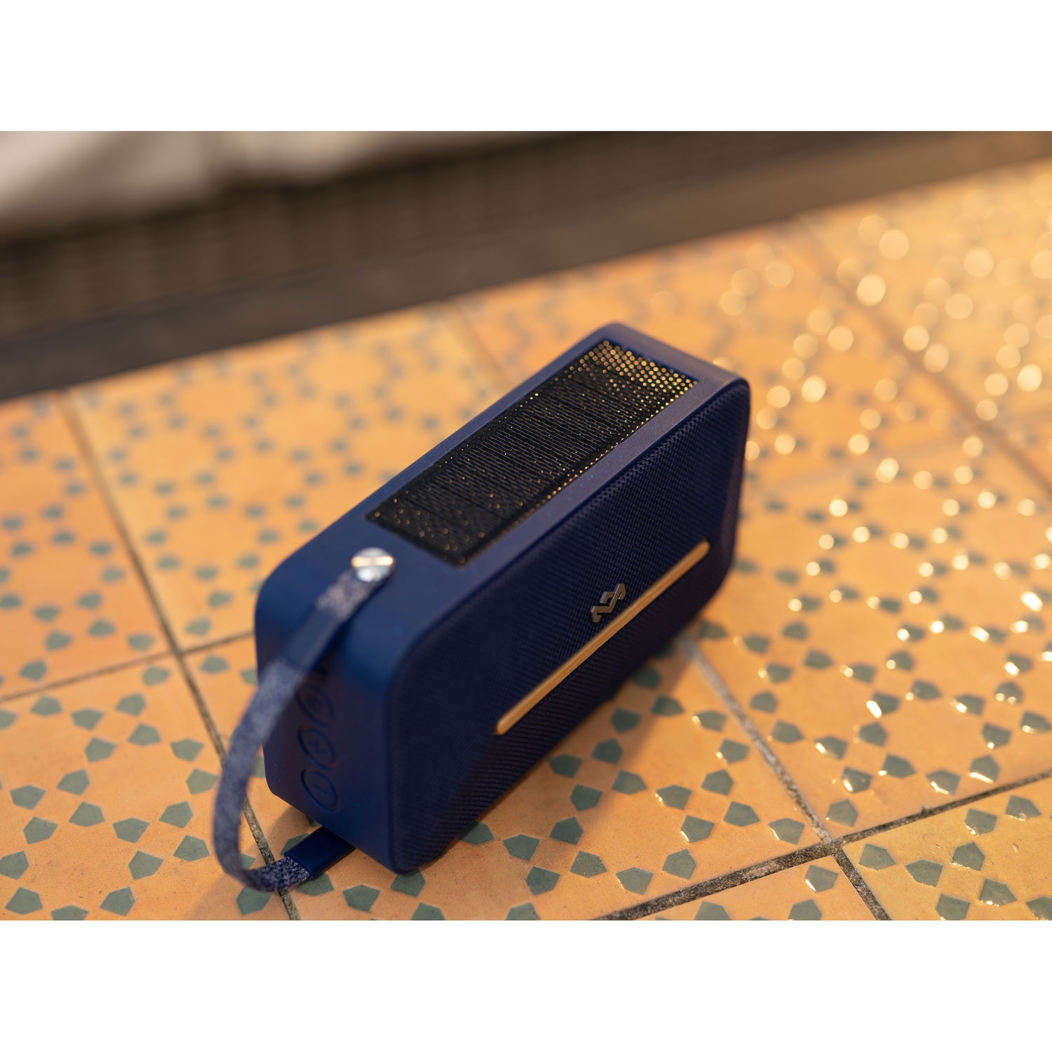 Boîte ouverte - Haut-parleur Bluetooth solaire Rise Up de House of Marley, étanche IP67, chargement solaire et plus encore