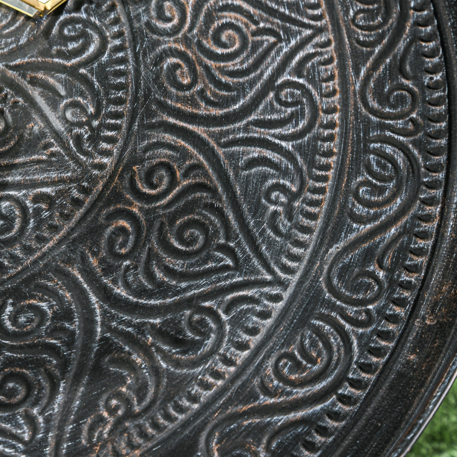 HOMCOM – Table basse ronde de 24&nbsp;po avec plateau floral martelé, table centrale rétro en métal pour salon, table d'appoint, étain