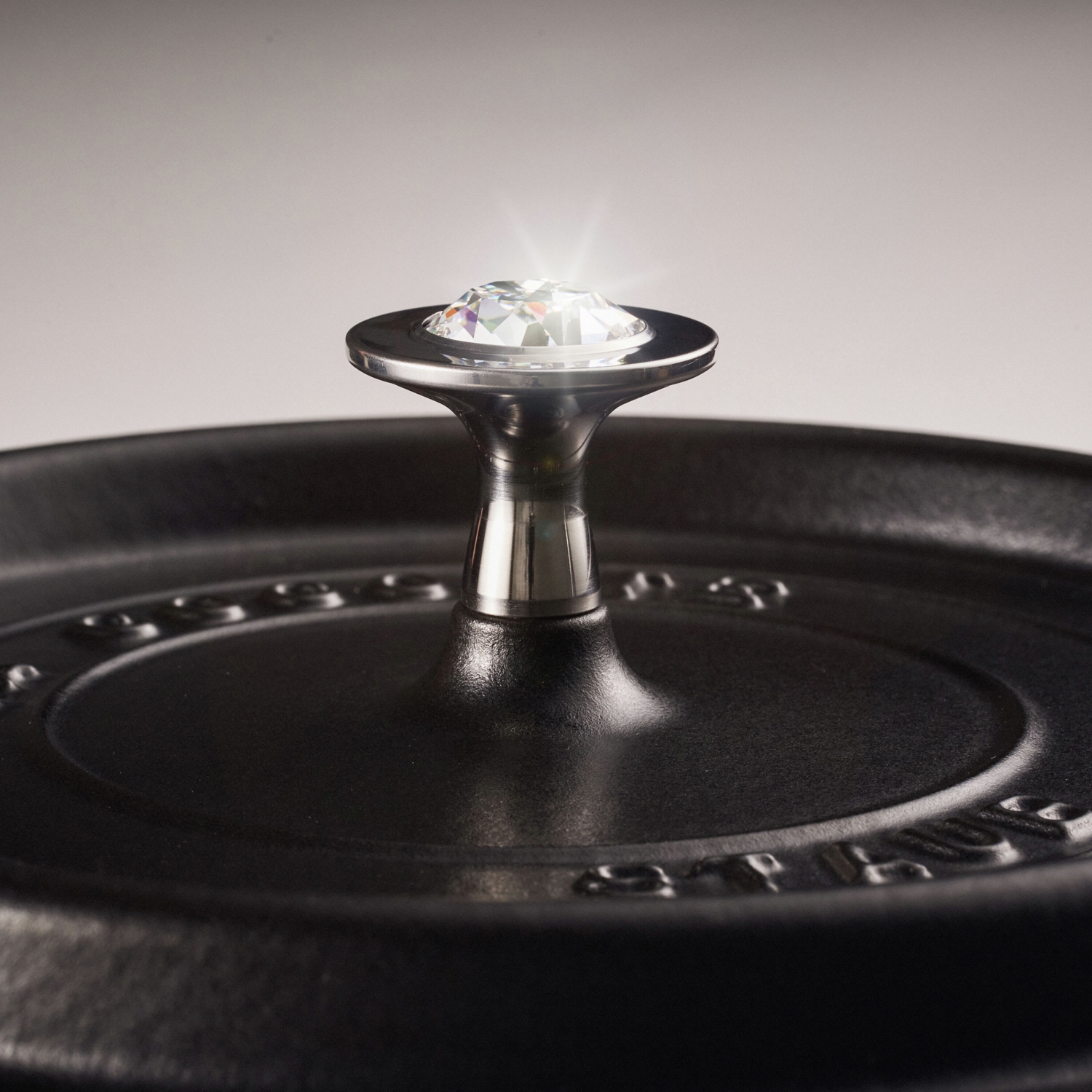 Fonte STAUB - Accessoires Bouton rond en acier inoxydable orné de cristal de Swarovski