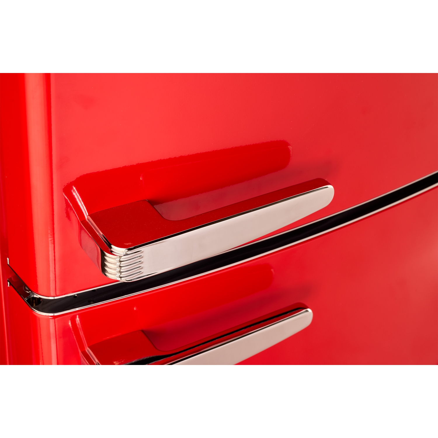 Unique Appliances Classic Retro 16.7 cu.ft Bottom Freezer Refrigerator - Candy Apple Red, Energy Star