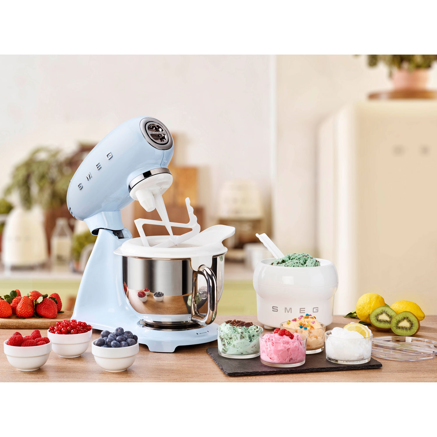 Batteur sur socle à tête inclinable Années 50 de Smeg - 5 pte - 800 W - Bleu