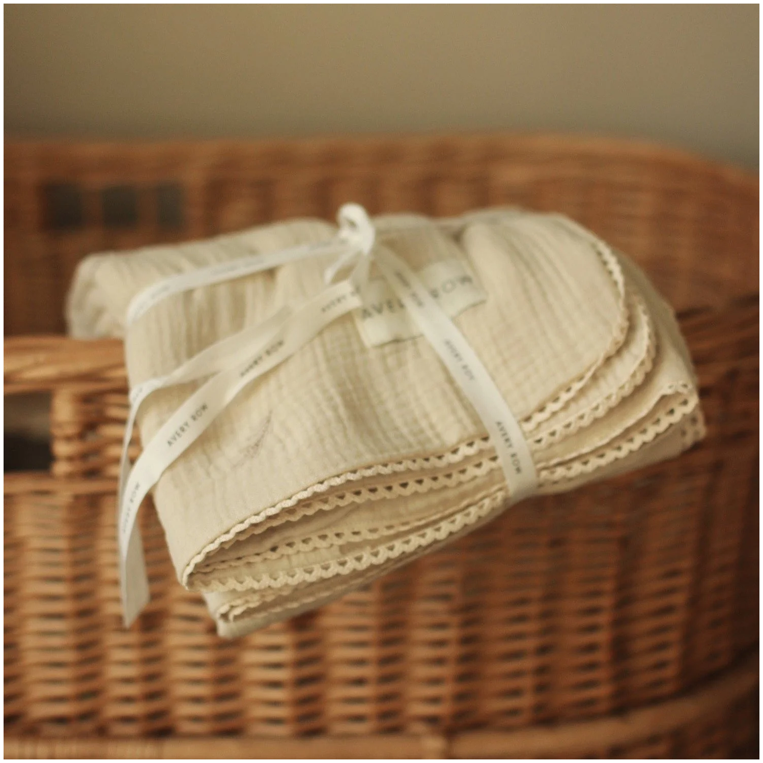 Avery Row - Couverture en mousseline brodée - Grasslands, Mily White