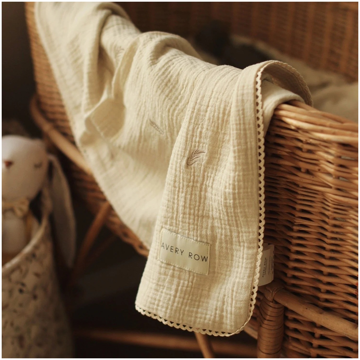 Avery Row - Couverture en mousseline brodée - Grasslands, Mily White