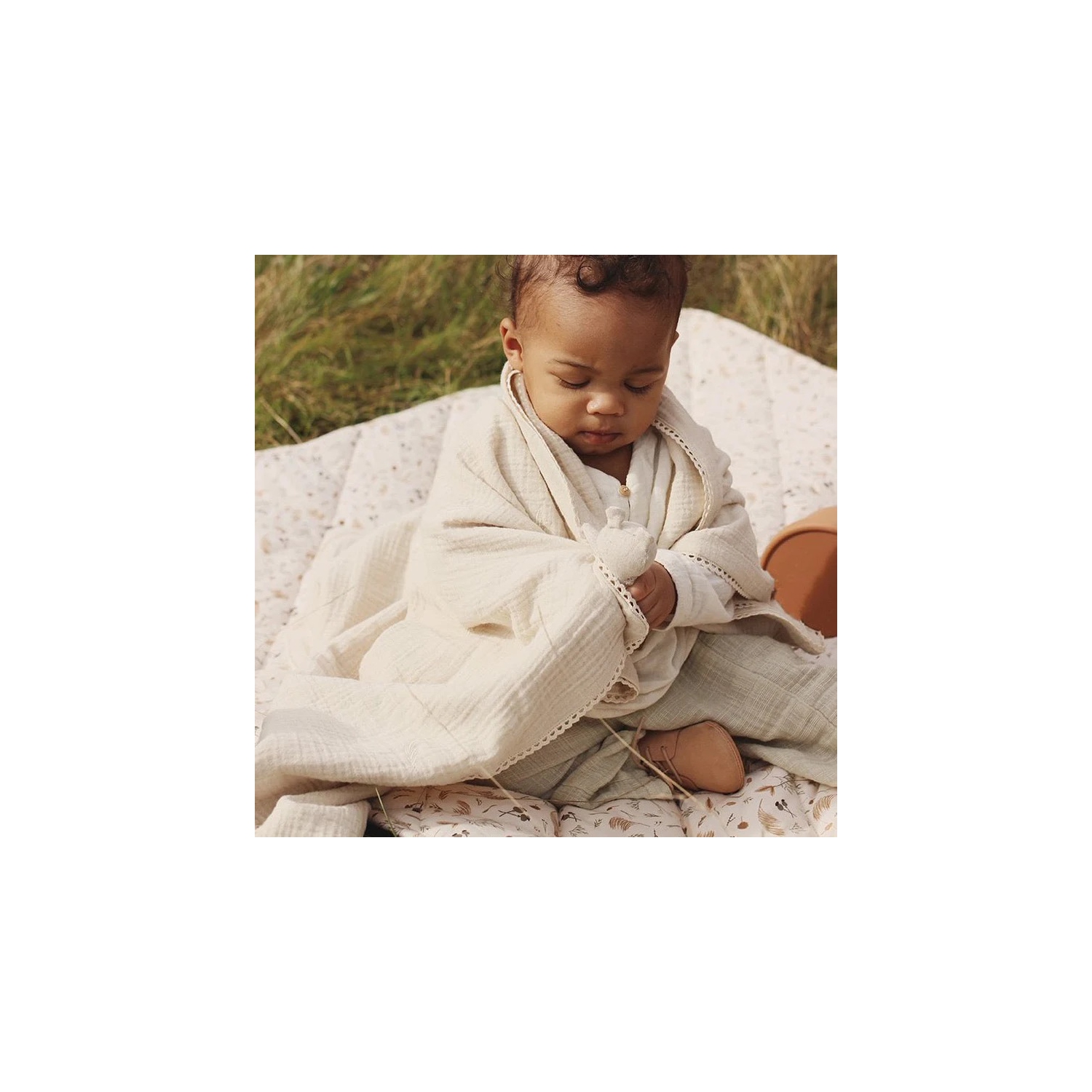 Avery Row - Couverture en mousseline brodée - Grasslands, Mily White