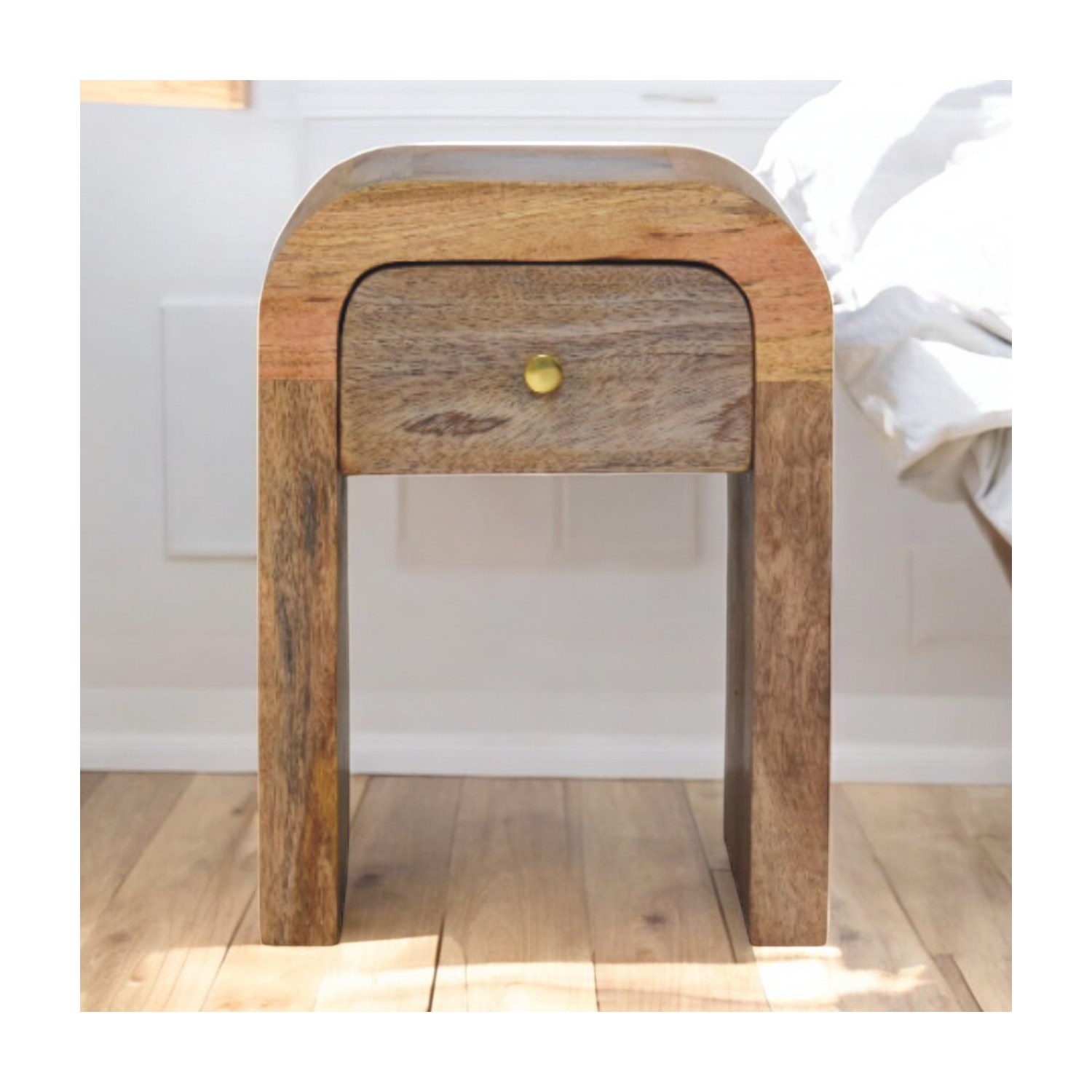 Table de chevet miniature en bois massif avec bords incurvés d'Artisan Furniture, fini chêne foncé